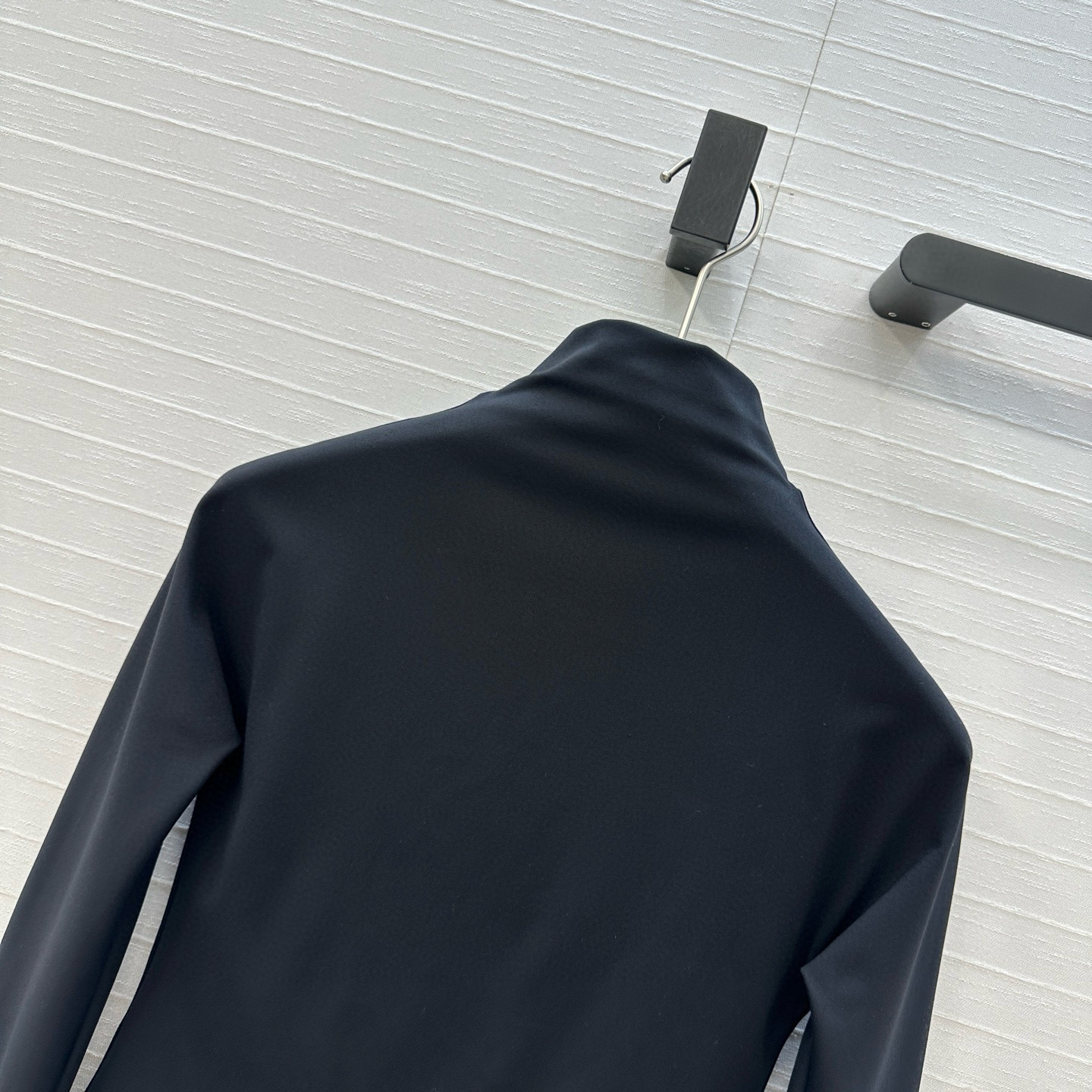 强烈推荐。原单品质❤️Alai*秋冬新品中高领连体衣，简约利落的设计叠搭时髦风。弹力修身塑形包容性大超显