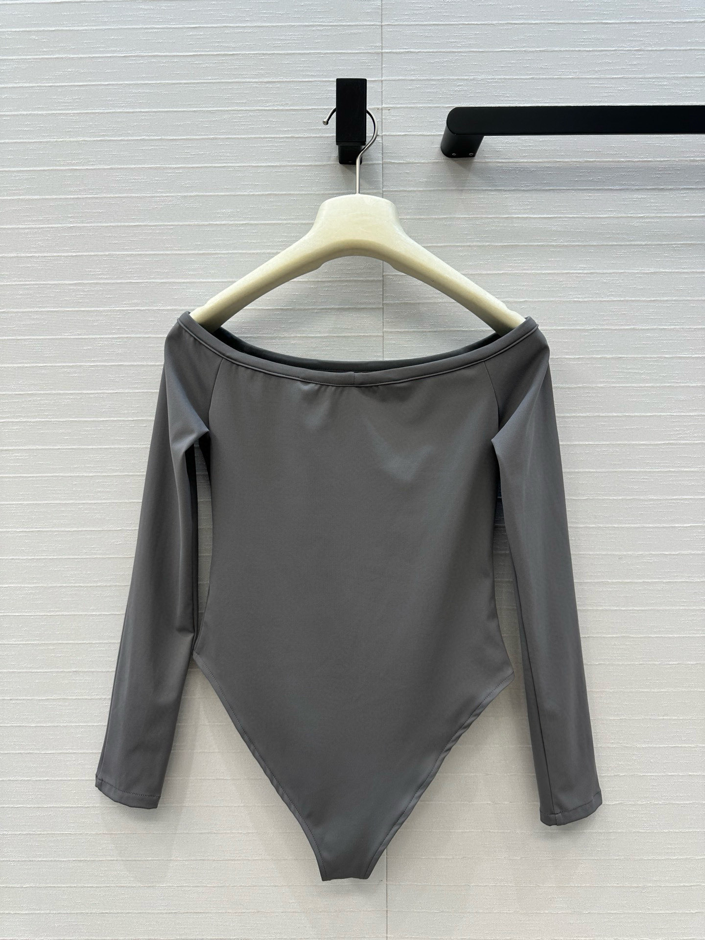 强烈推荐。原单品质❤️Alai*秋冬新品一字露肩连体衣，简约利落的设计叠搭时髦风。弹力修身塑形包容性大超