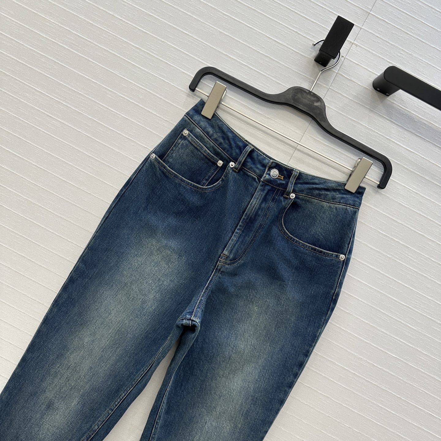 独家首发❤️爆单推荐，Alai*25新品高腰复古洗水牛仔裤！修身小直筒剪裁版型不挑人百搭又显瘦！提臀后腰