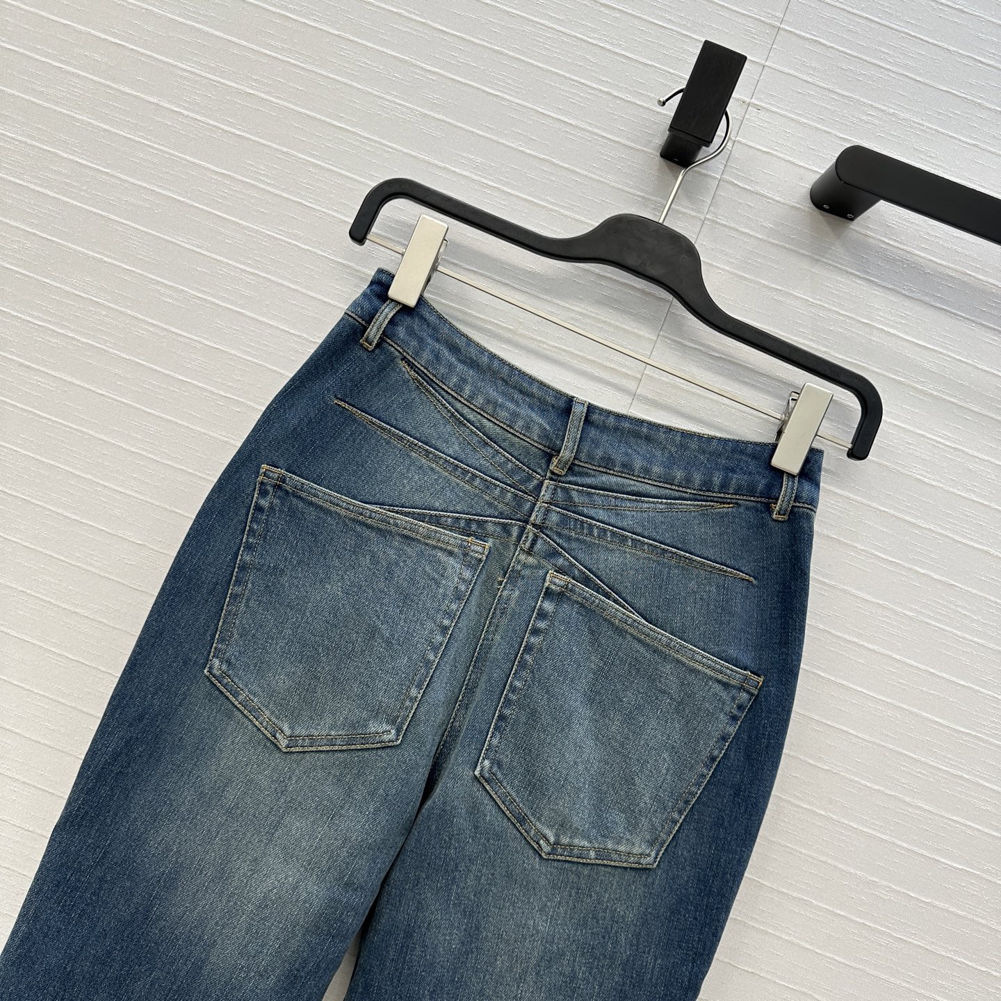 独家首发❤️爆单推荐，Alai*25新品高腰复古洗水牛仔裤！修身小直筒剪裁版型不挑人百搭又显瘦！提臀后腰