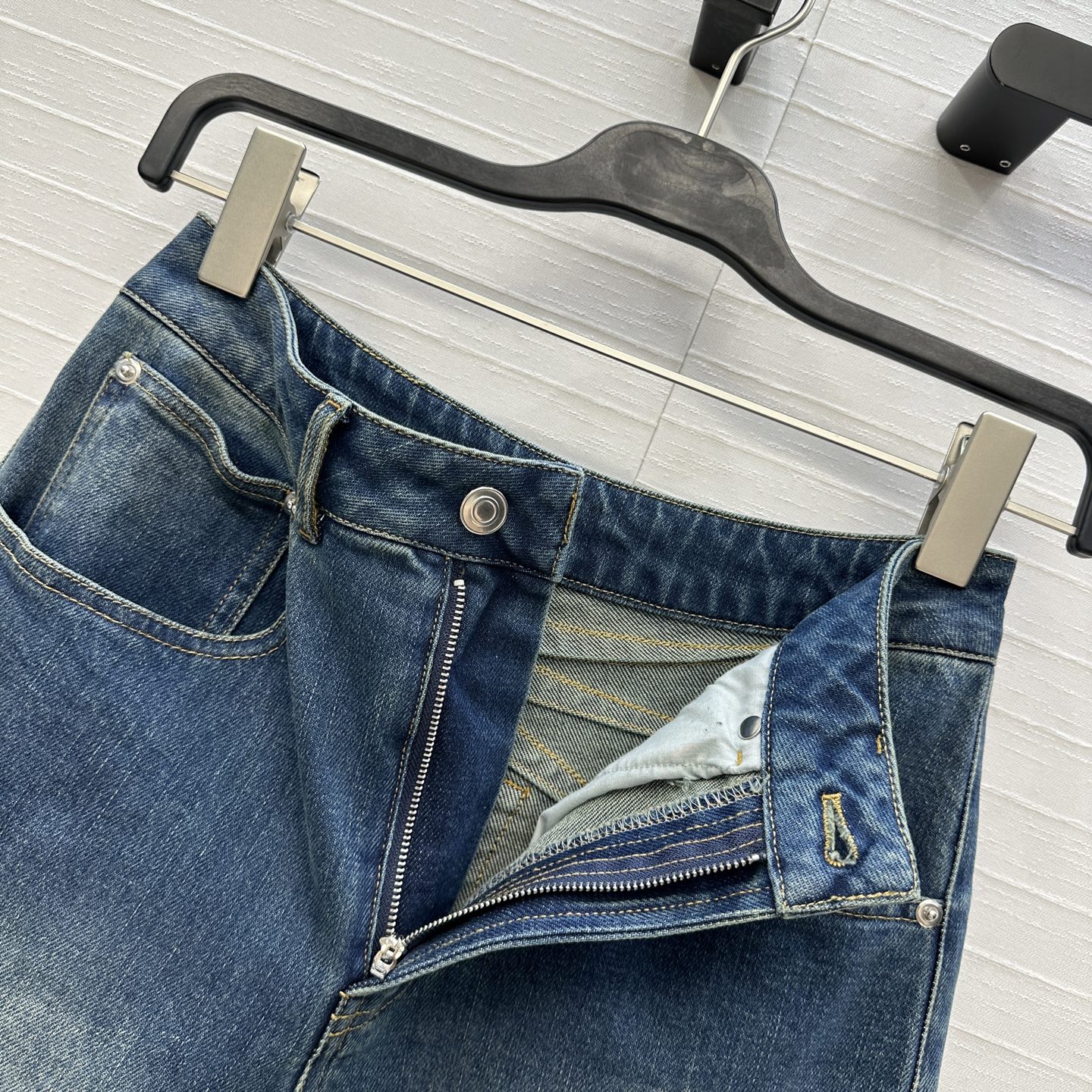 独家首发❤️爆单推荐，Alai*25新品高腰复古洗水牛仔裤！修身小直筒剪裁版型不挑人百搭又显瘦！提臀后腰