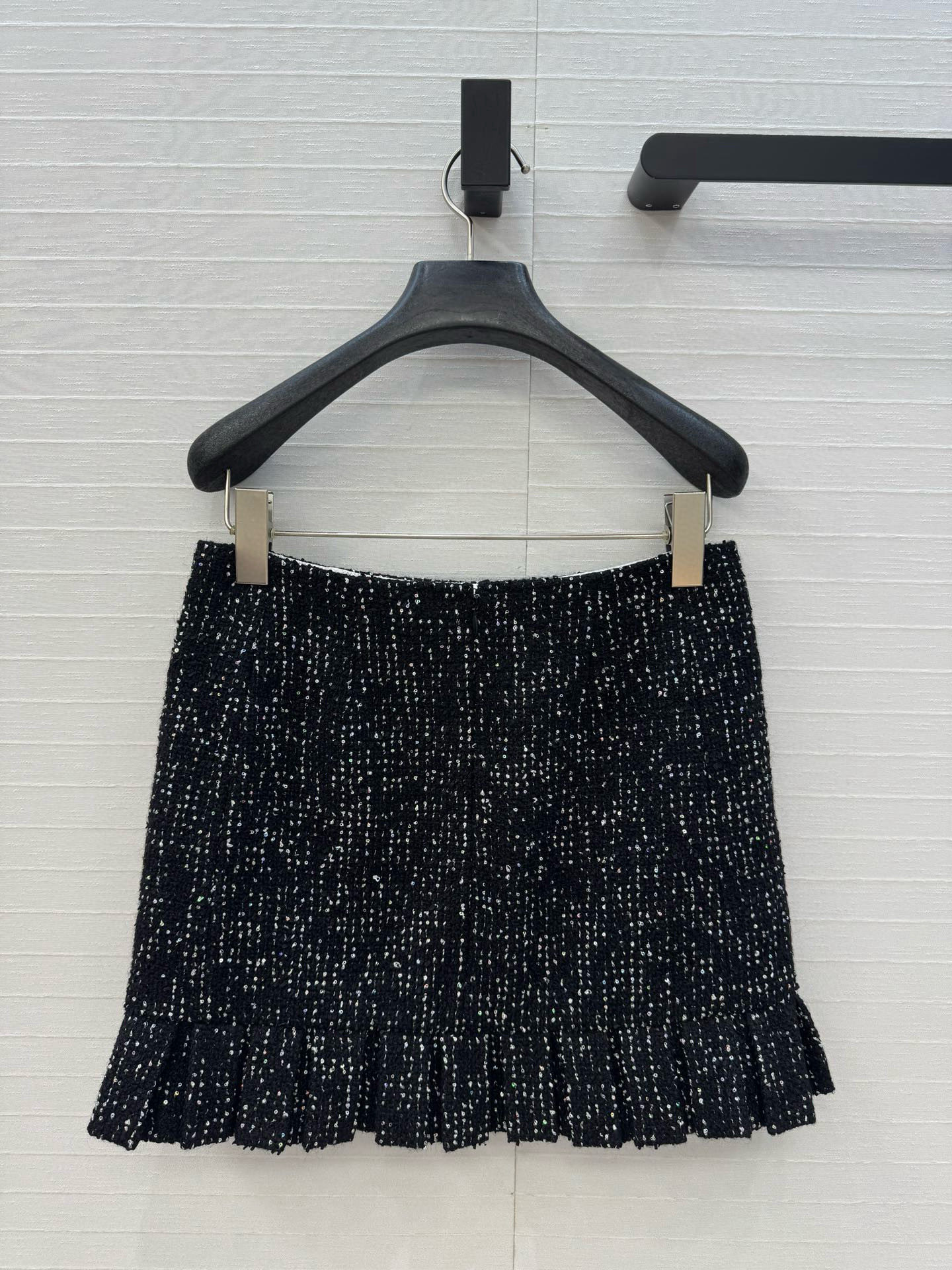 原版100%真丝里衬！
原版高端品质❤️Chan*l 25a新品！法式宫廷风亮片黑色软花呢半裙！绝美王炸