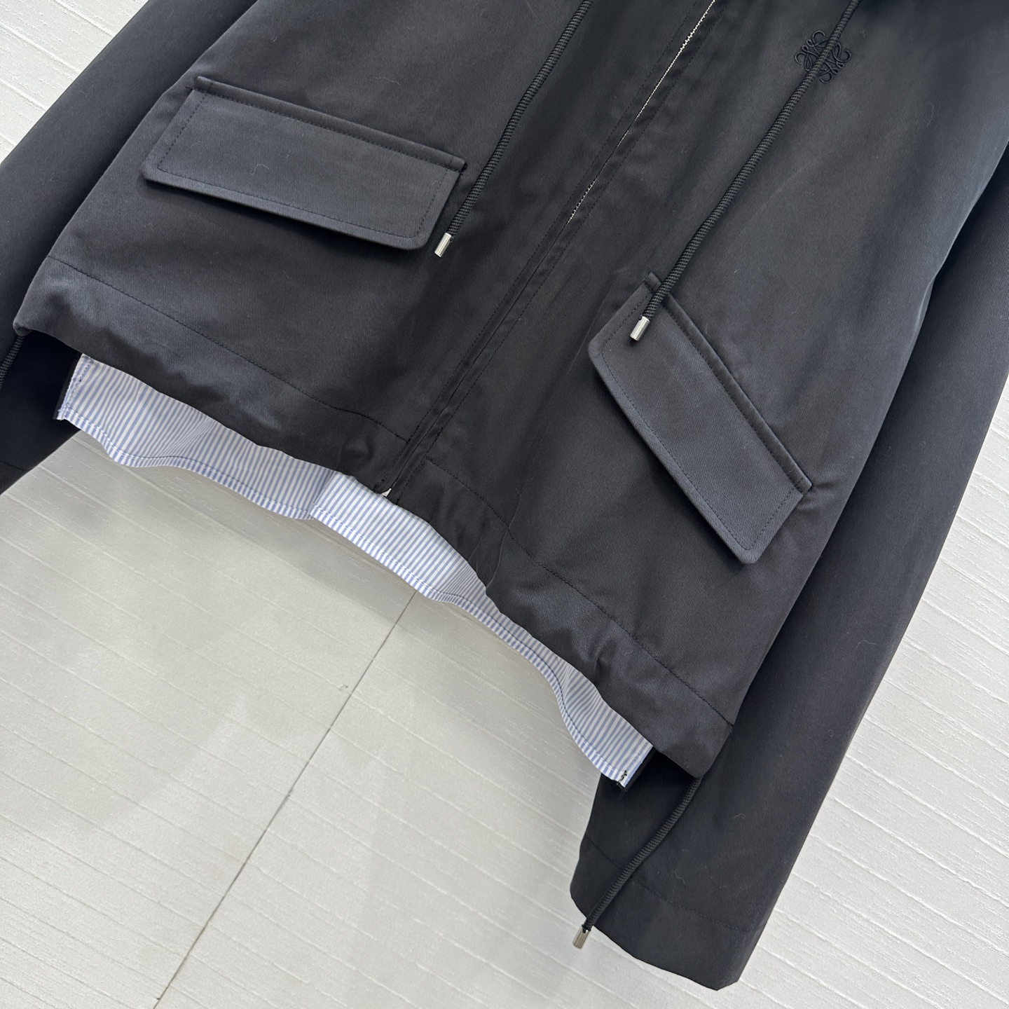 强烈推荐❤️LW新品条纹拼接连帽风衣外套，前短后长的版型下摆的抽绳可调节，帽子可拆卸 背面开衩，走动起来