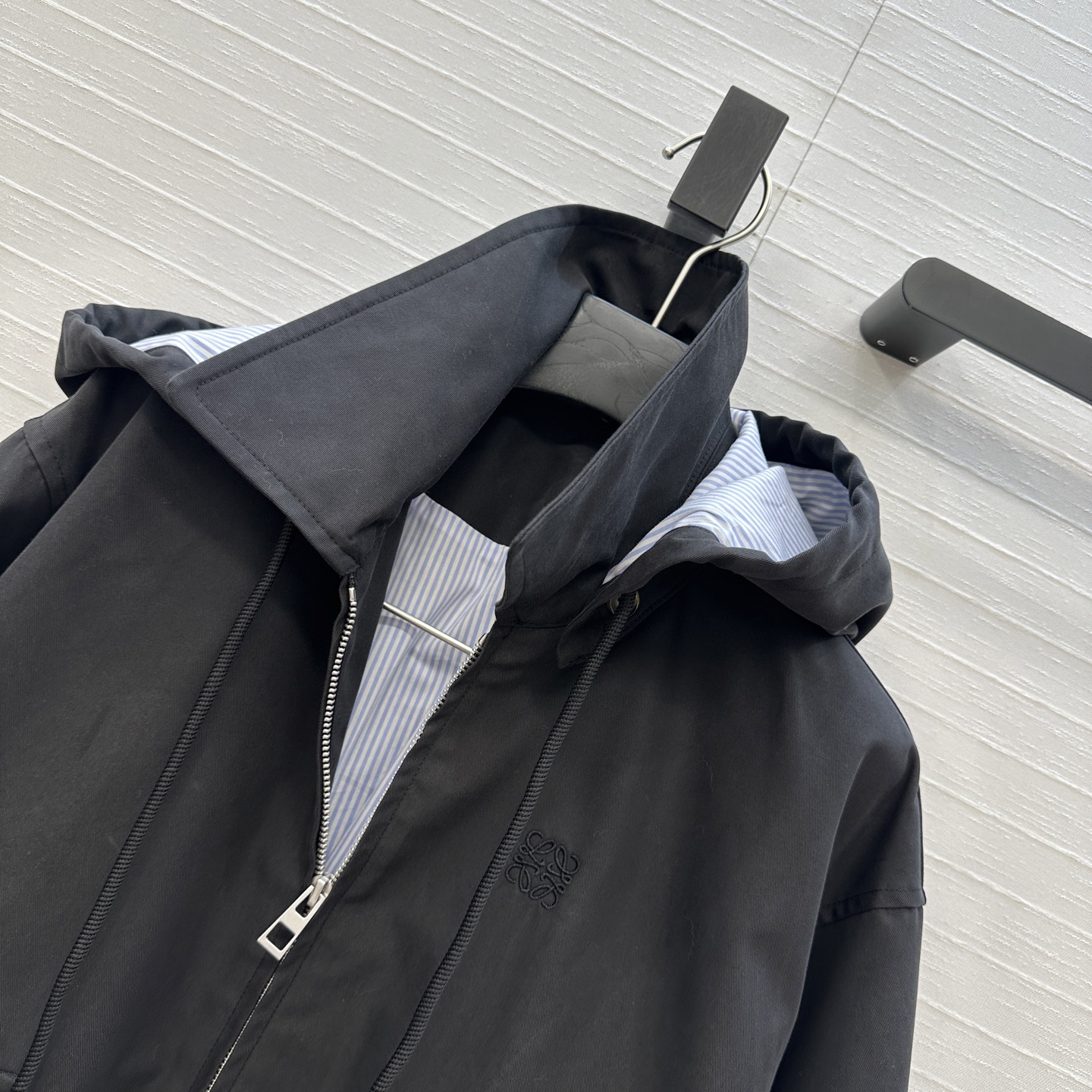 强烈推荐❤️LW新品条纹拼接连帽风衣外套，前短后长的版型下摆的抽绳可调节，帽子可拆卸 背面开衩，走动起来