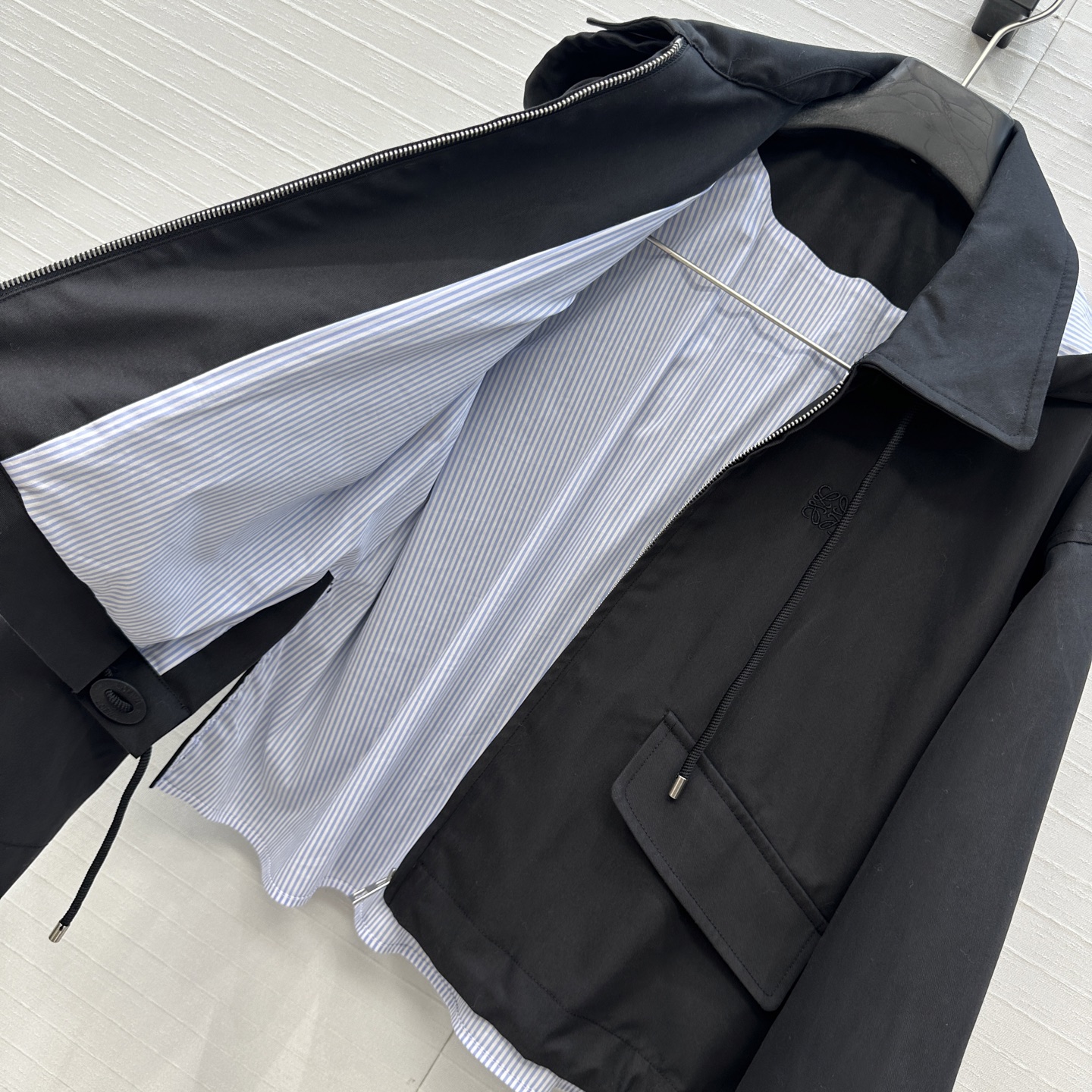 强烈推荐❤️LW新品条纹拼接连帽风衣外套，前短后长的版型下摆的抽绳可调节，帽子可拆卸 背面开衩，走动起来