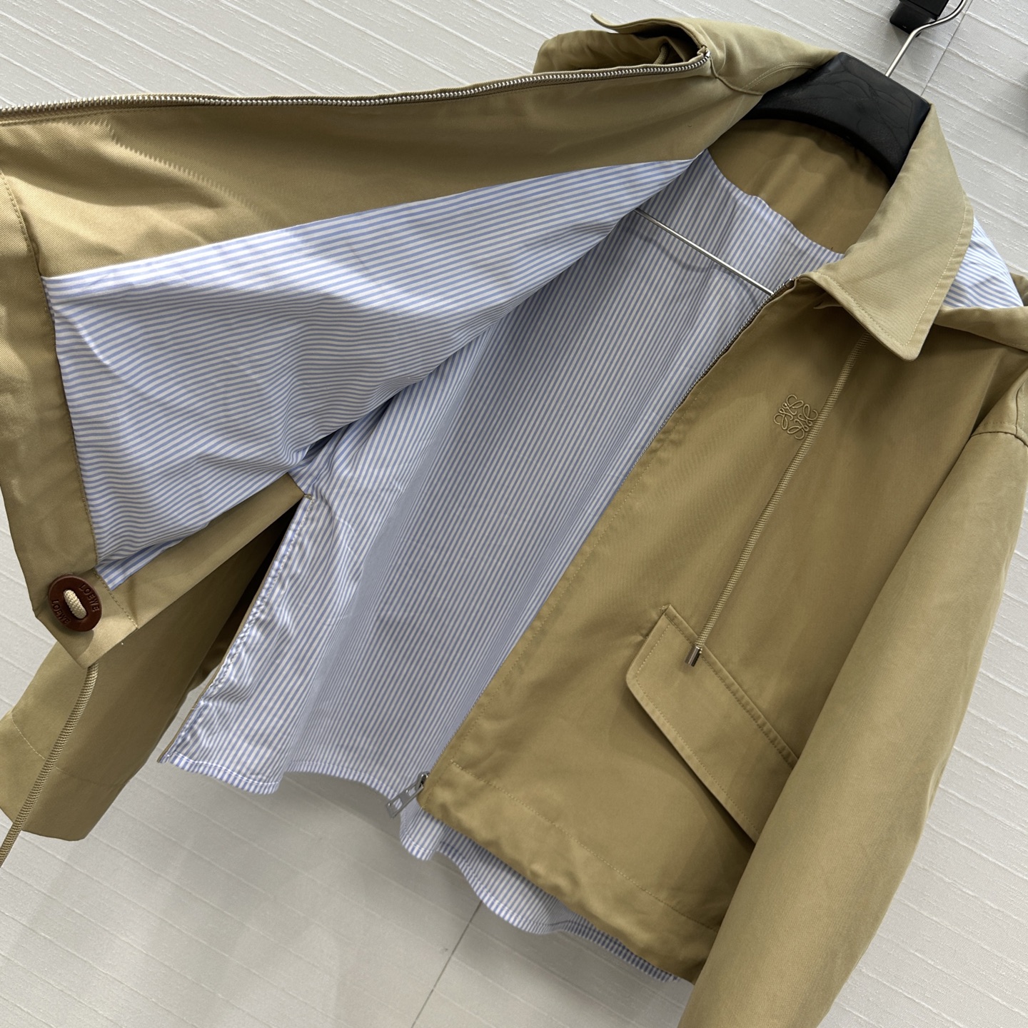 强烈推荐❤️LW新品条纹拼接连帽风衣外套，前短后长的版型下摆的抽绳可调节，帽子可拆卸 背面开衩，走动起来