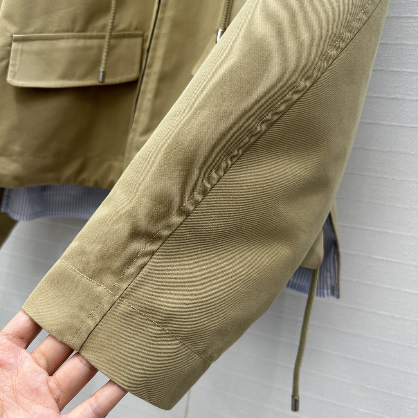 强烈推荐❤️LW新品条纹拼接连帽风衣外套，前短后长的版型下摆的抽绳可调节，帽子可拆卸 背面开衩，走动起来