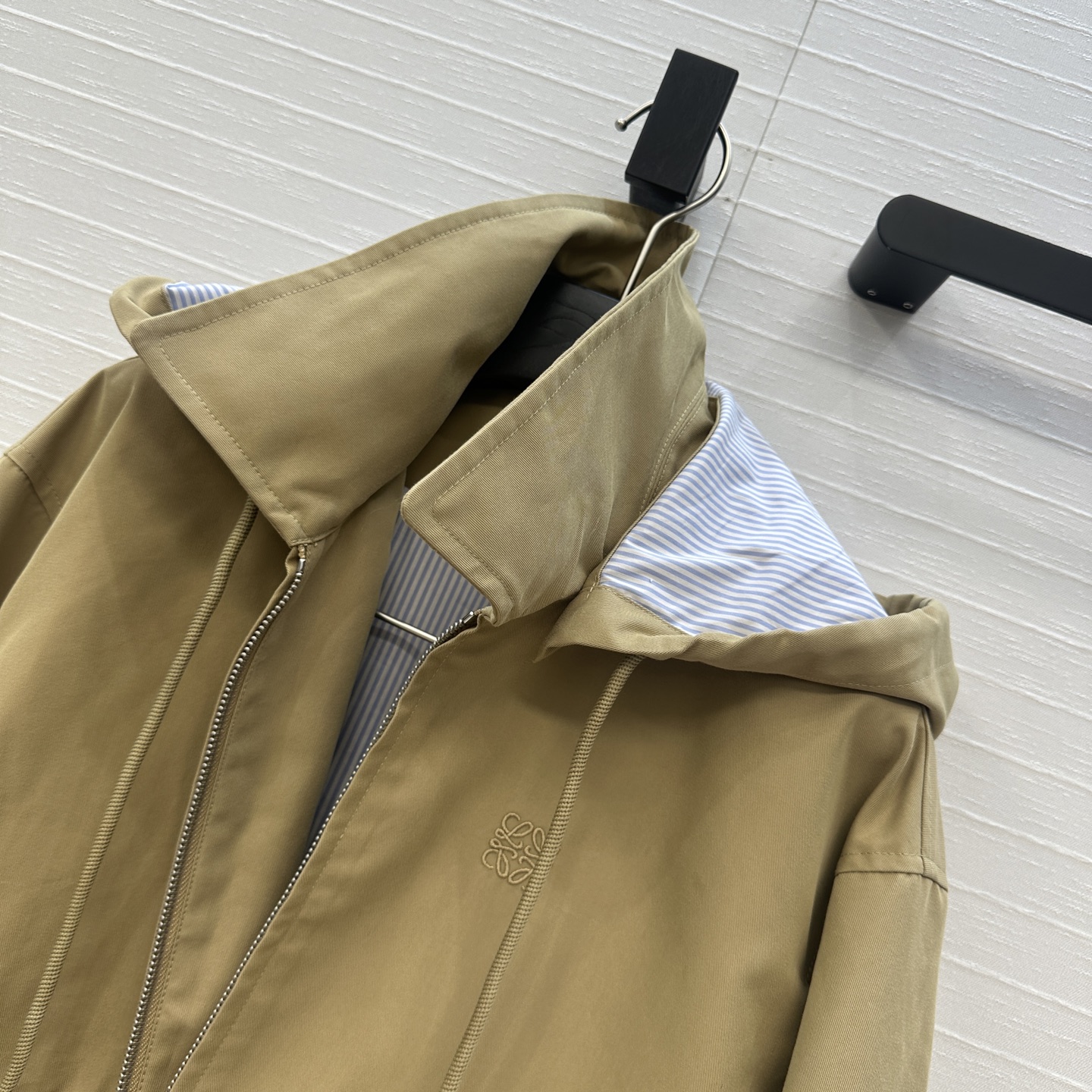 强烈推荐❤️LW新品条纹拼接连帽风衣外套，前短后长的版型下摆的抽绳可调节，帽子可拆卸 背面开衩，走动起来