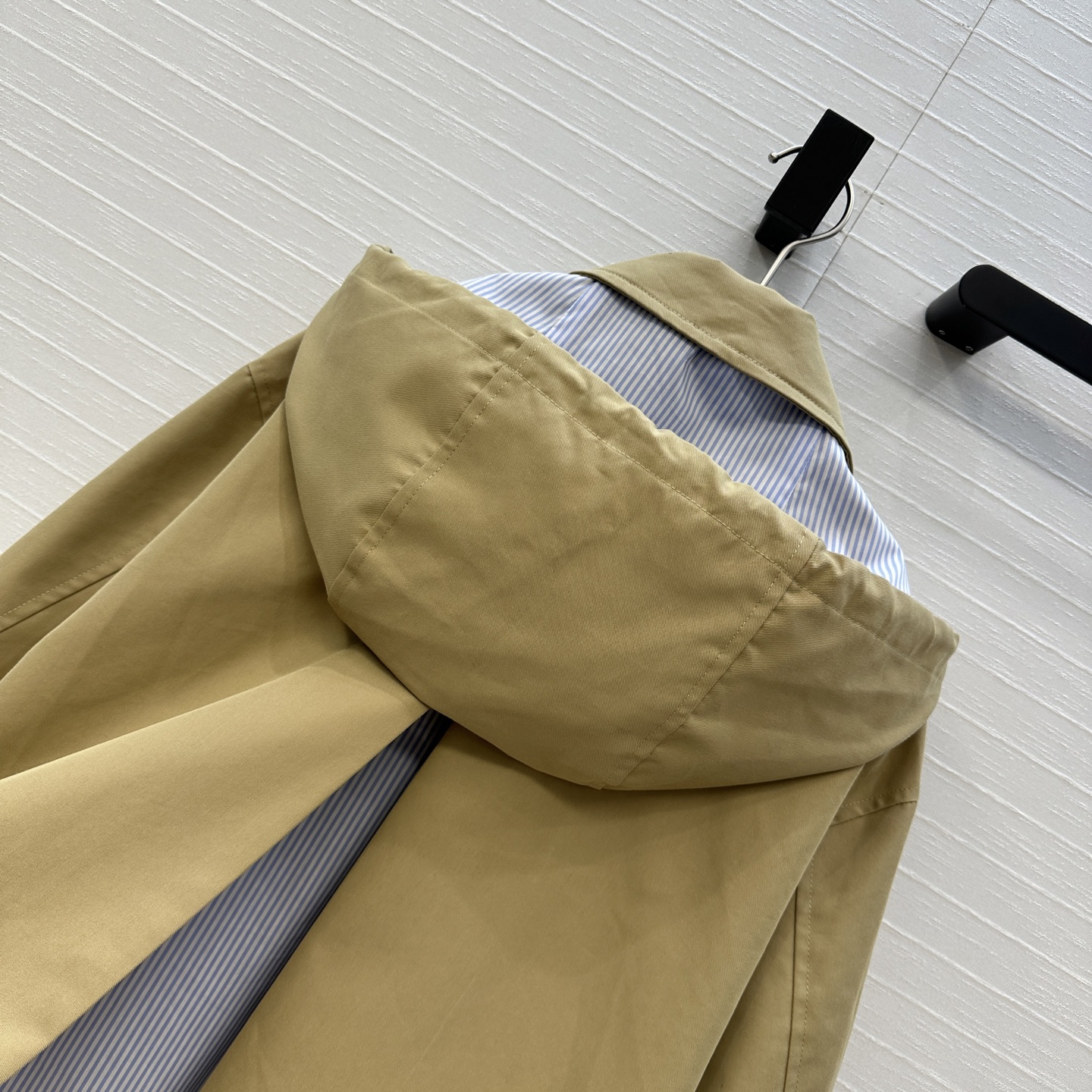 强烈推荐❤️LW新品条纹拼接连帽风衣外套，前短后长的版型下摆的抽绳可调节，帽子可拆卸 背面开衩，走动起来