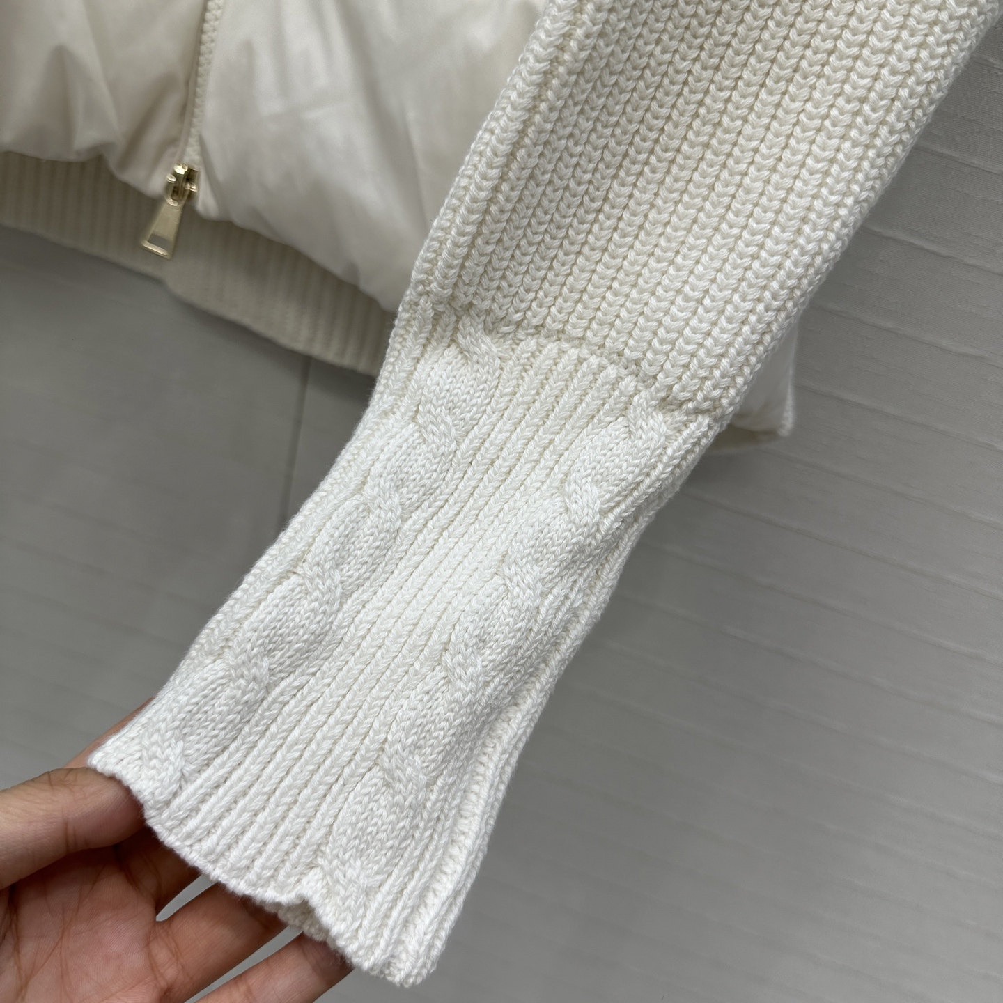 爆单推荐❤️原单品质Moncle*早秋新品 针织拼接羽绒服！冬天的内搭神器早秋必备单品。横纹绗缝经典立领