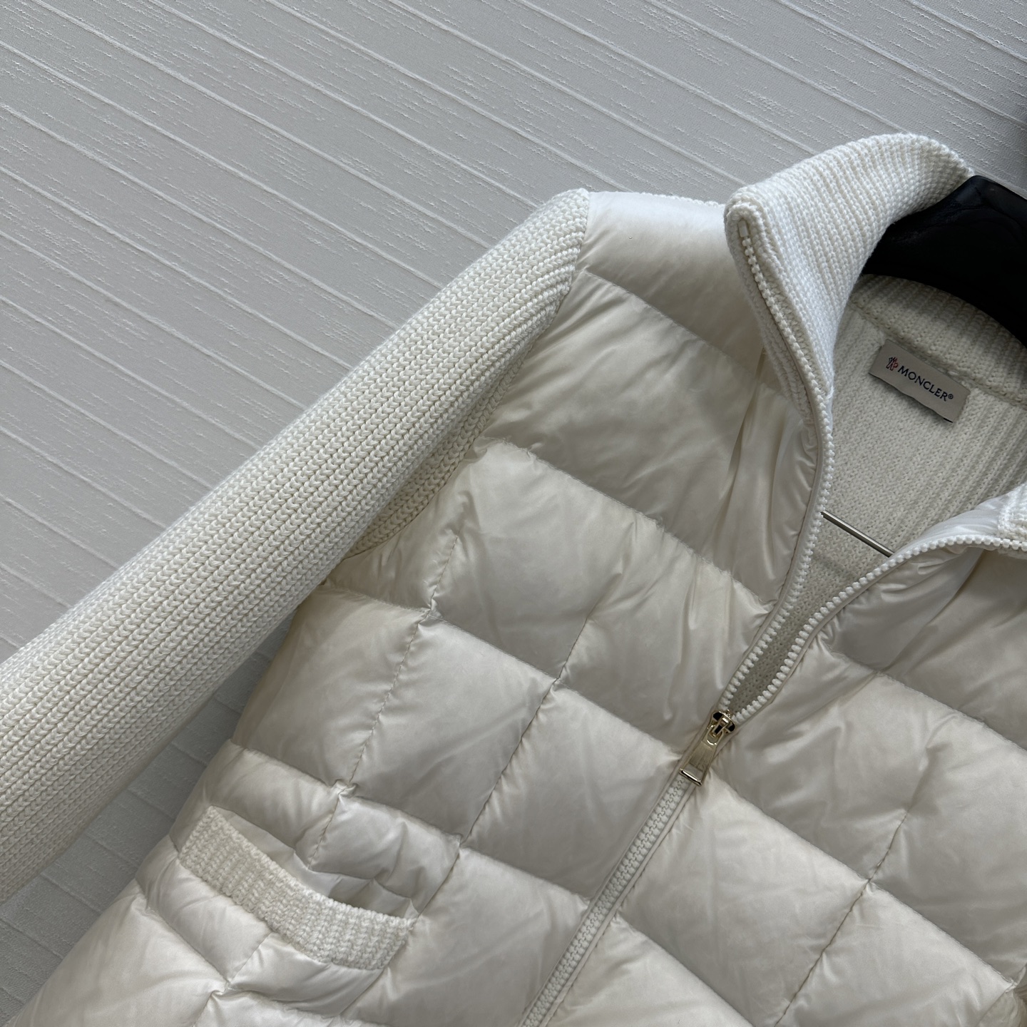 爆单推荐❤️原单品质Moncle*早秋新品 针织拼接羽绒服！冬天的内搭神器早秋必备单品。横纹绗缝经典立领