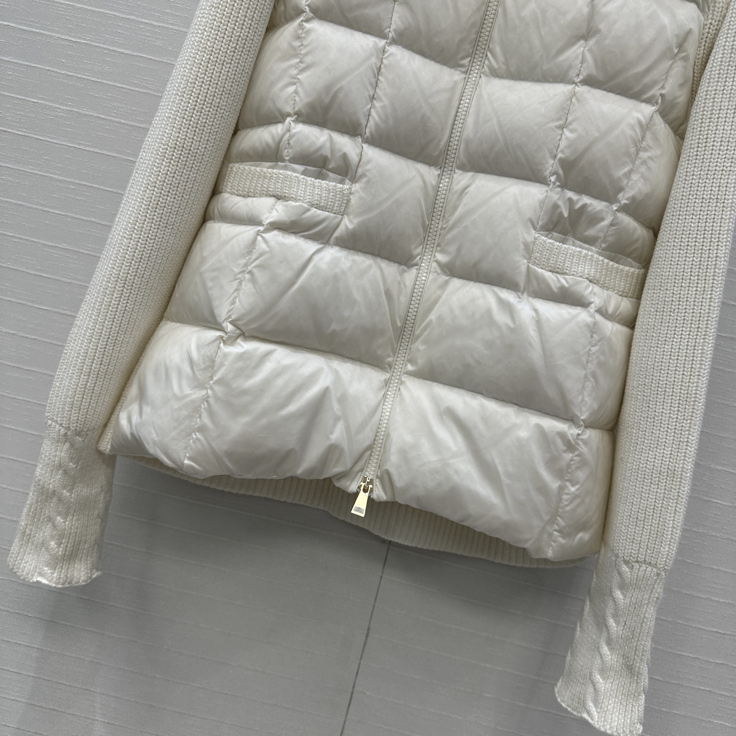 爆单推荐❤️原单品质Moncle*早秋新品 针织拼接羽绒服！冬天的内搭神器早秋必备单品。横纹绗缝经典立领