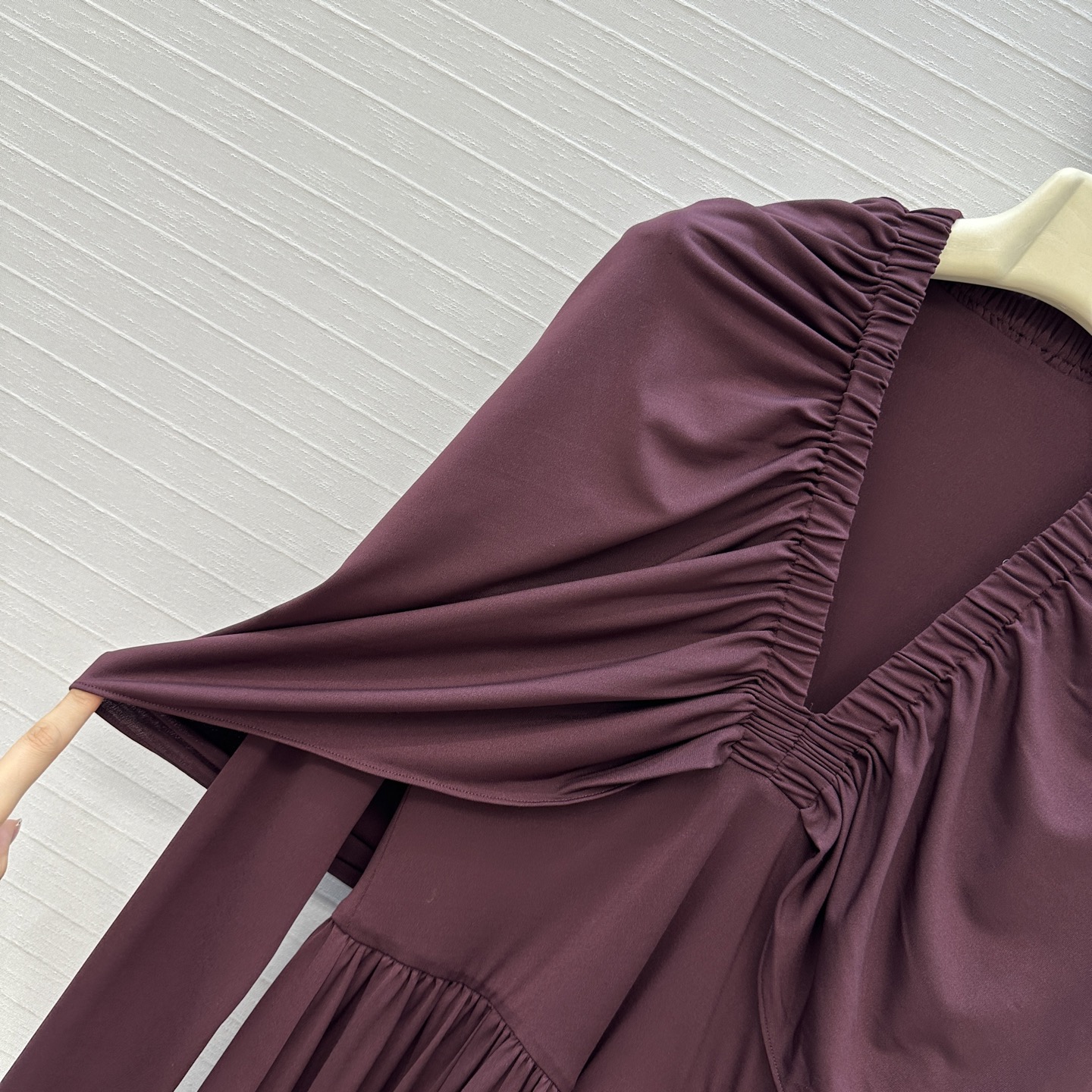 独家首发♥️原单品质，Alai*新品气质宫廷风披肩式垂褶v领长裙！多种方式穿着的叠层设计曲线美，皱褶工艺