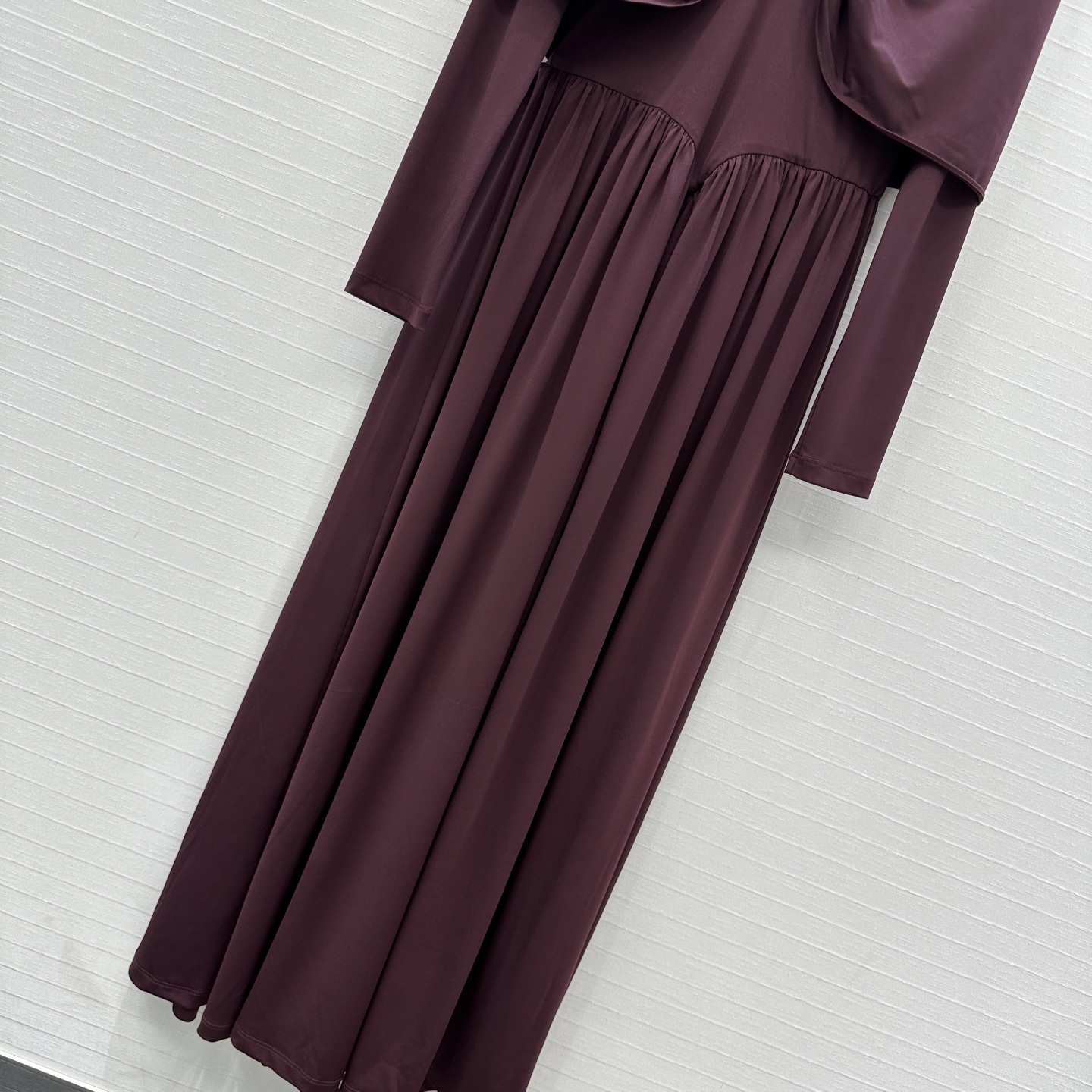 独家首发♥️原单品质，Alai*新品气质宫廷风披肩式垂褶v领长裙！多种方式穿着的叠层设计曲线美，皱褶工艺