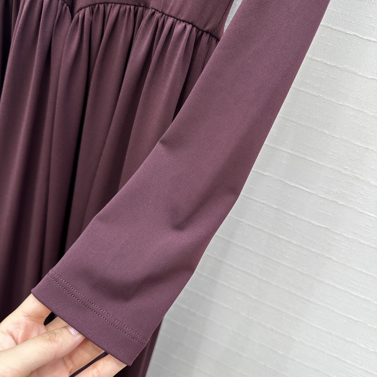 独家首发♥️原单品质，Alai*新品气质宫廷风披肩式垂褶v领长裙！多种方式穿着的叠层设计曲线美，皱褶工艺