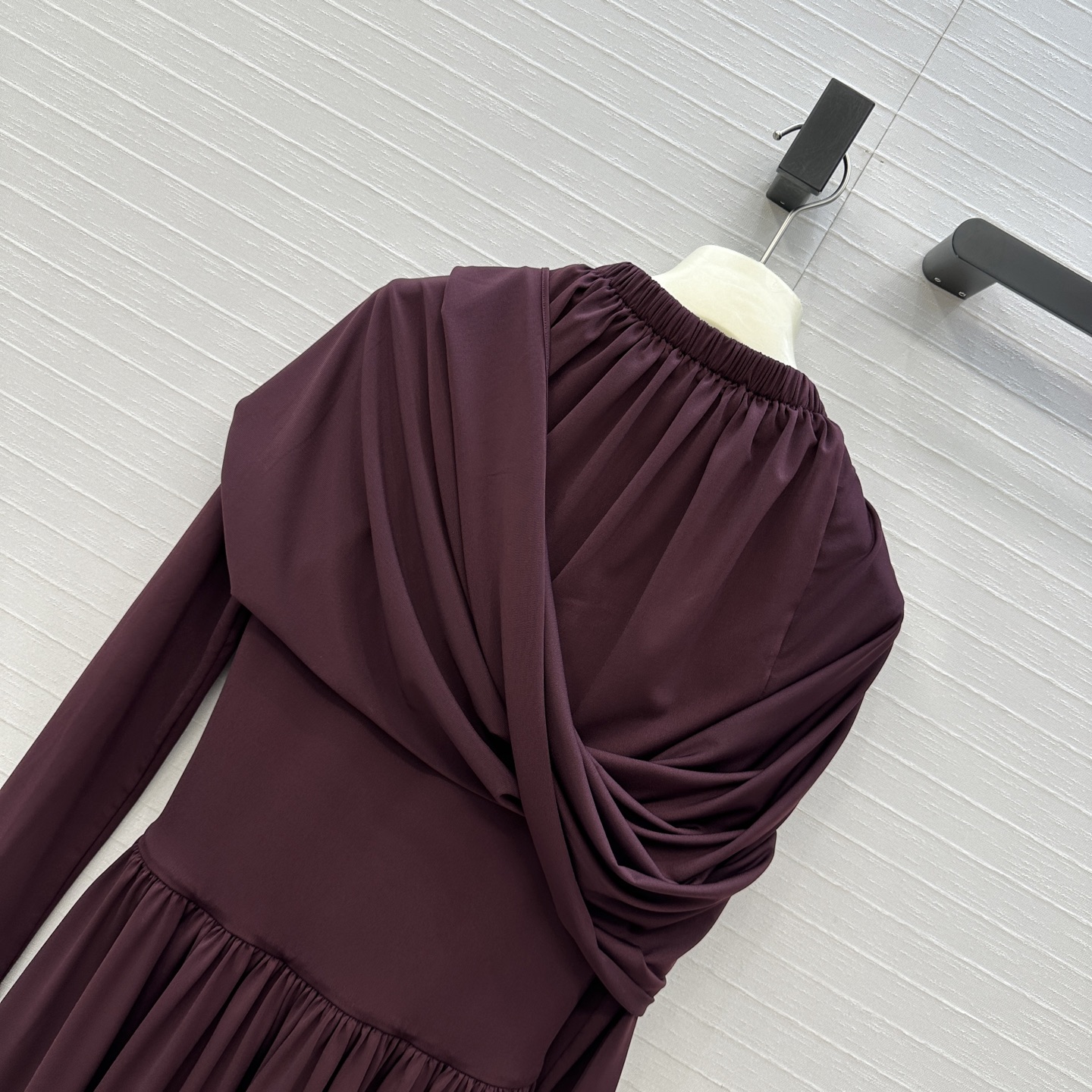 独家首发♥️原单品质，Alai*新品气质宫廷风披肩式垂褶v领长裙！多种方式穿着的叠层设计曲线美，皱褶工艺