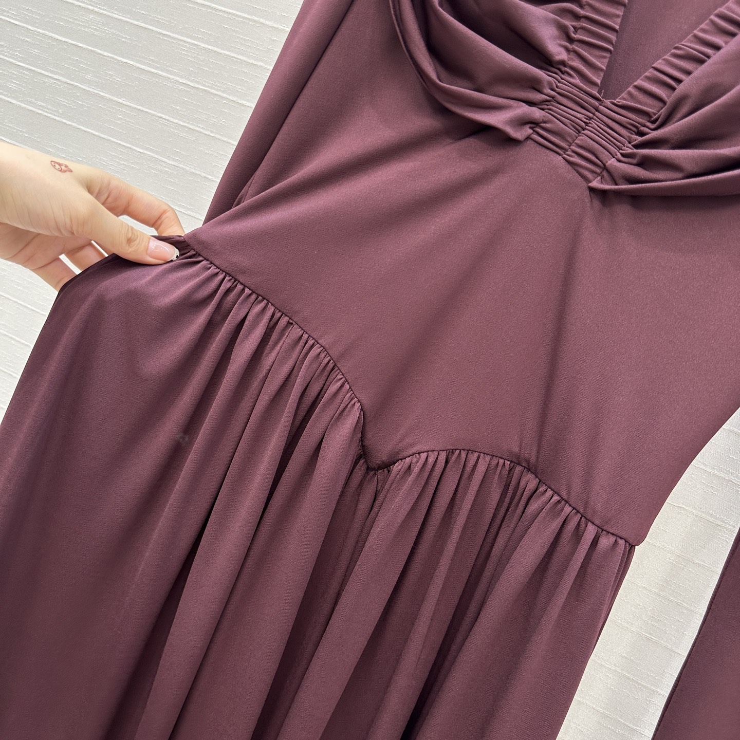 独家首发♥️原单品质，Alai*新品气质宫廷风披肩式垂褶v领长裙！多种方式穿着的叠层设计曲线美，皱褶工艺