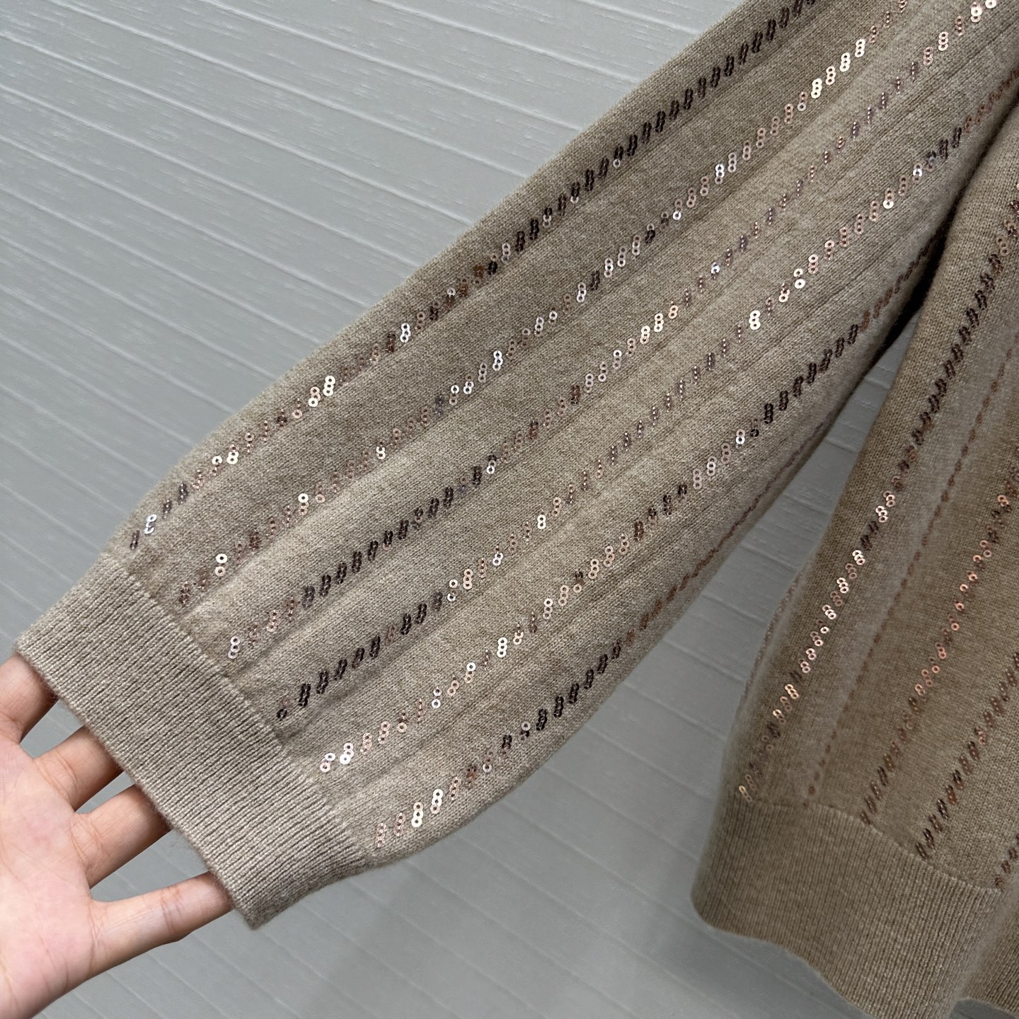 独家首发🍒高端品质！Bc老钱风穿搭，意奢风珠片条纹刺绣羊绒上衣。慵懒自在的氛围感！极简老钱休闲穿搭，打造