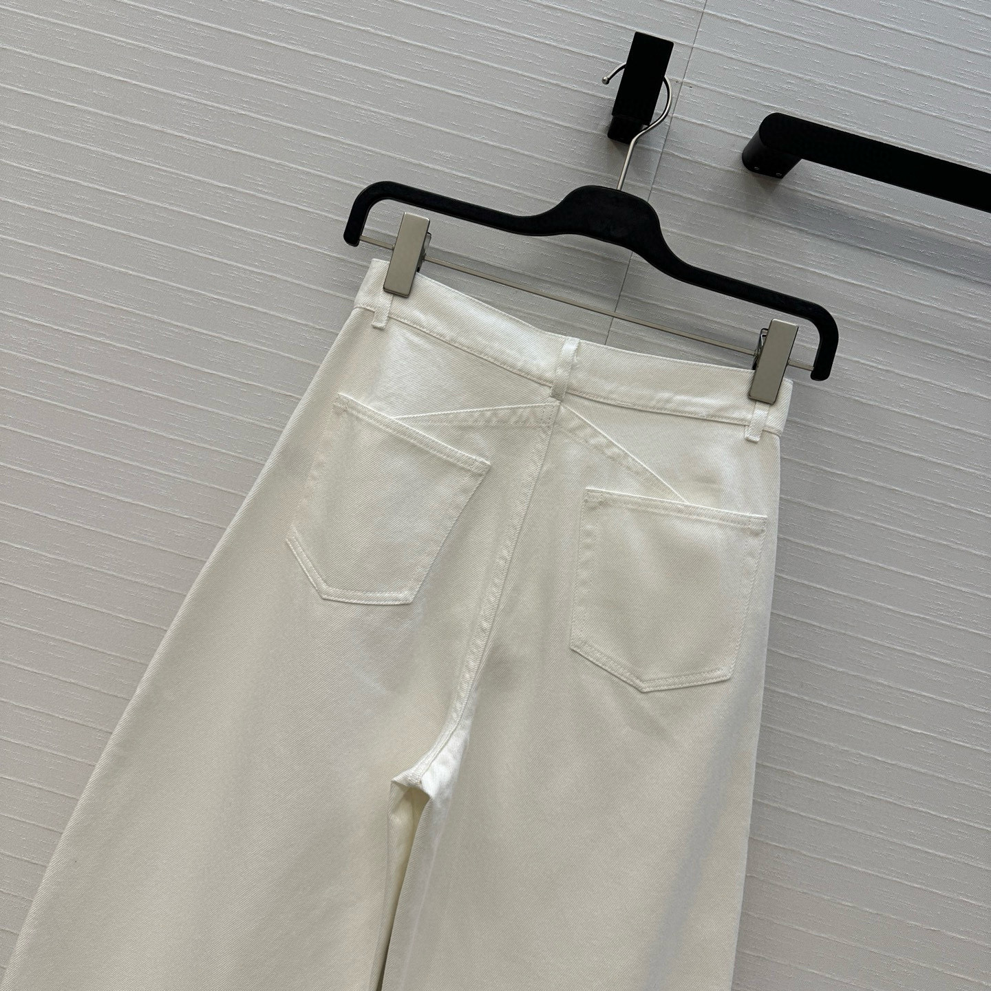 独家首发❤️爆单推荐，Alai*25新品时髦精穿搭！白色洗水牛仔裤！品牌调性立裁弯刀设计上身A爆啦！经典