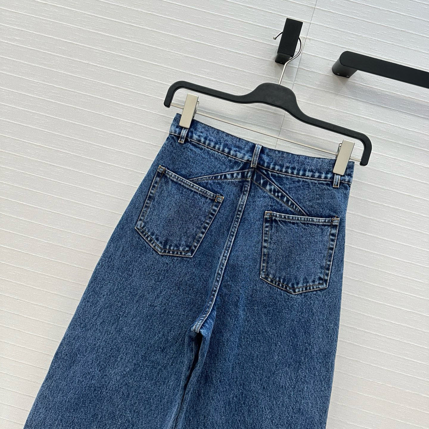 独家首发❤️爆单推荐，Alai*25新品时髦精穿搭！雪花蓝洗水牛仔裤！品牌调性立裁弯刀设计上身A爆啦！经