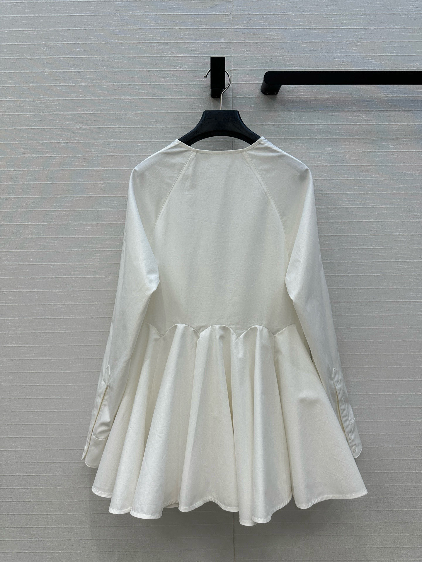 独家首发❤️原单品质，Alai*25早秋新品深V领简约娃娃白色衬衫，立体剪裁大A版型褶裥蓬蓬裙摆上身显瘦