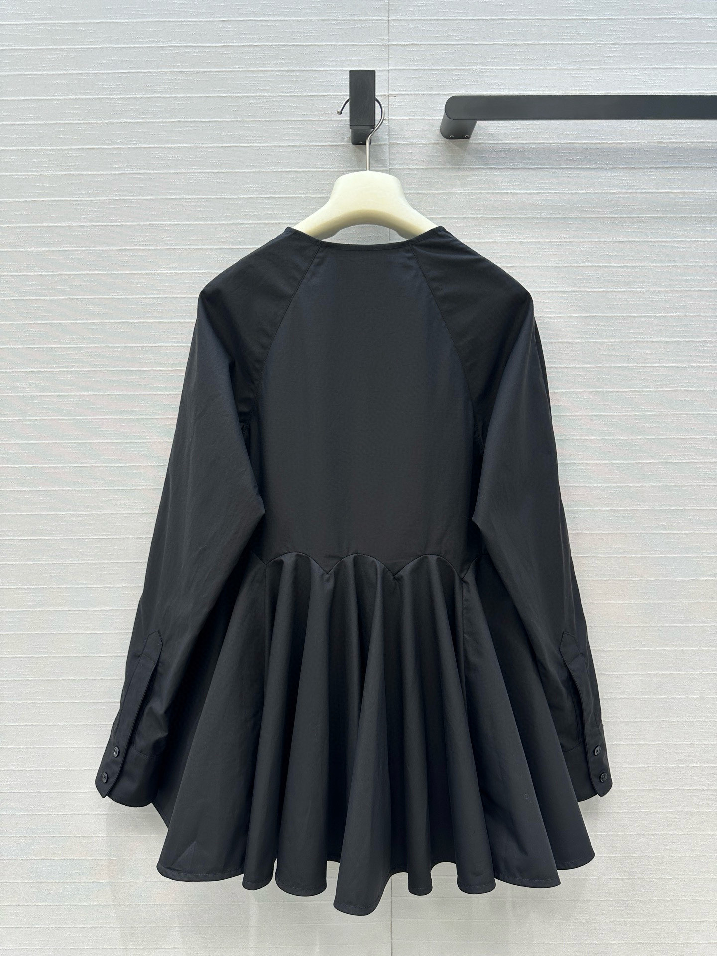 独家首发❤️原单品质，Alai*25早秋新品深V领简约娃娃白色衬衫，立体剪裁大A版型褶裥蓬蓬裙摆上身显瘦