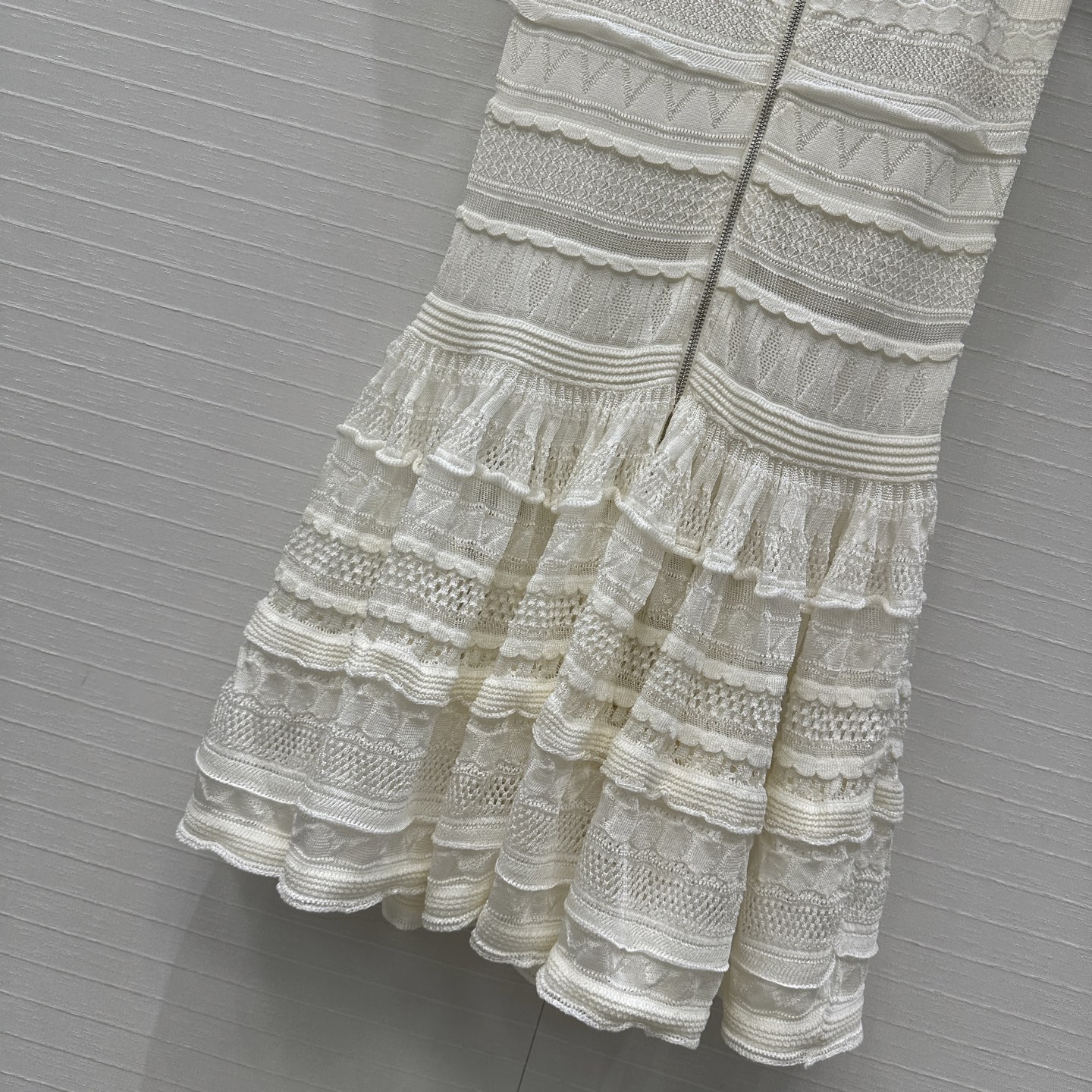 强烈推荐❤️Alai*新品芭蕾风镂空针织连衣裙，气质高级单品！低方领双开拉链设计层次感花边立体蓬蓬裙摆版