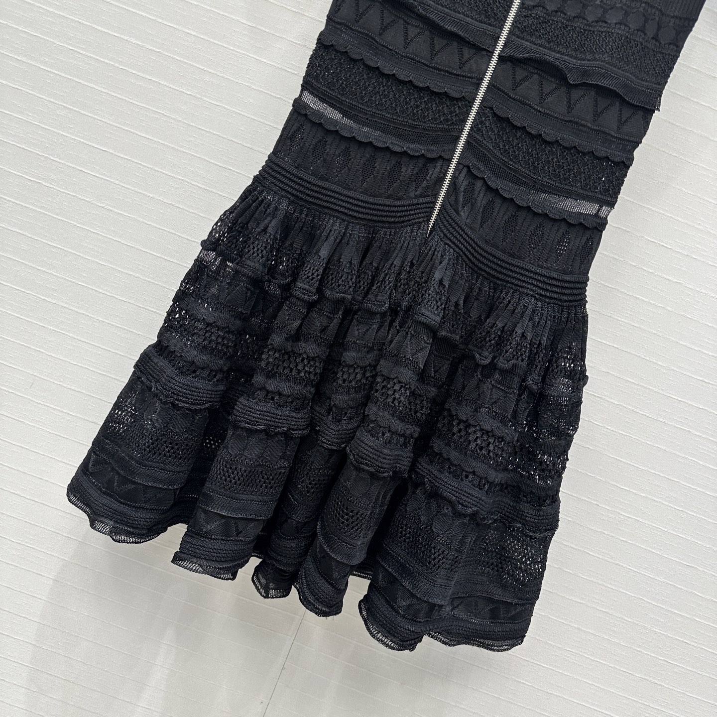 强烈推荐❤️Alai*新品芭蕾风镂空针织连衣裙，气质高级单品！低方领双开拉链设计层次感花边立体蓬蓬裙摆版