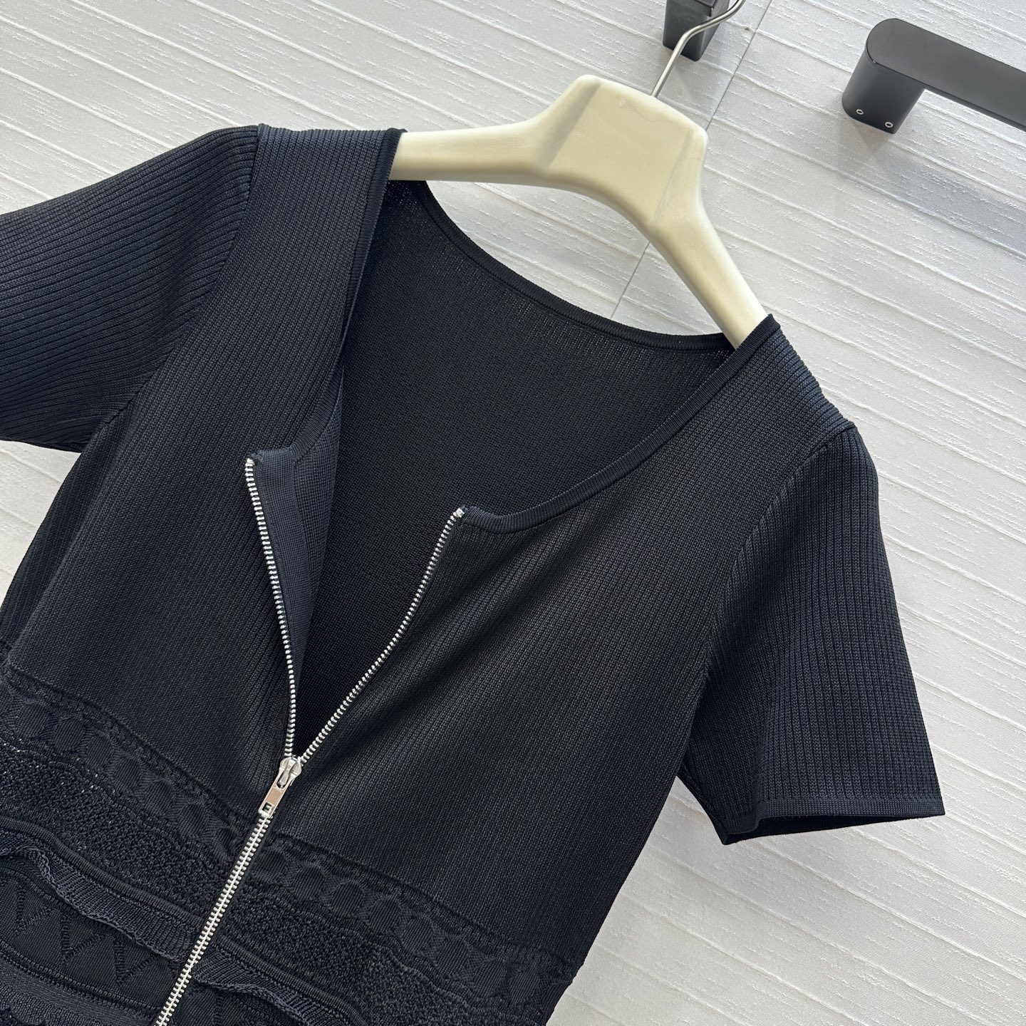 强烈推荐❤️Alai*新品芭蕾风镂空针织连衣裙，气质高级单品！低方领双开拉链设计层次感花边立体蓬蓬裙摆版