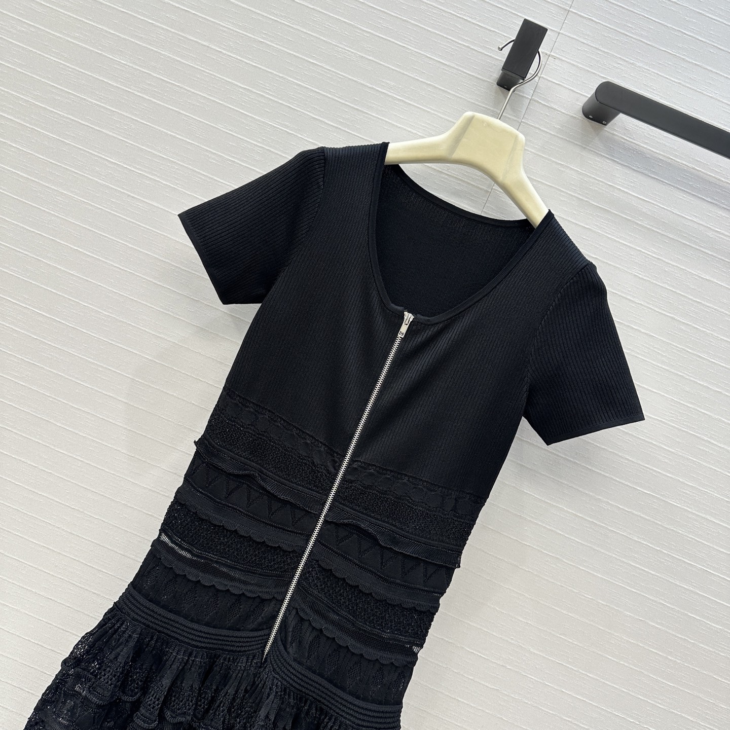 强烈推荐❤️Alai*新品芭蕾风镂空针织连衣裙，气质高级单品！低方领双开拉链设计层次感花边立体蓬蓬裙摆版