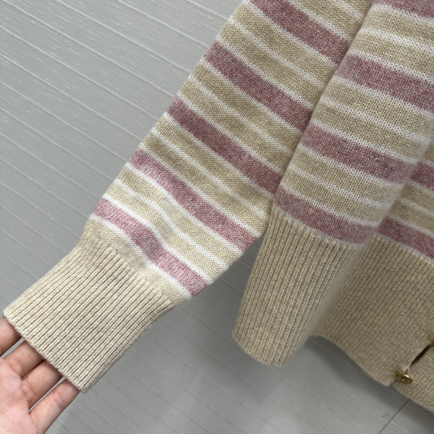 独家首发❤️高端品质❤️Loro piana高智感老钱风穿搭！高级配色条纹针织羊绒开衫，温柔极致优雅的调