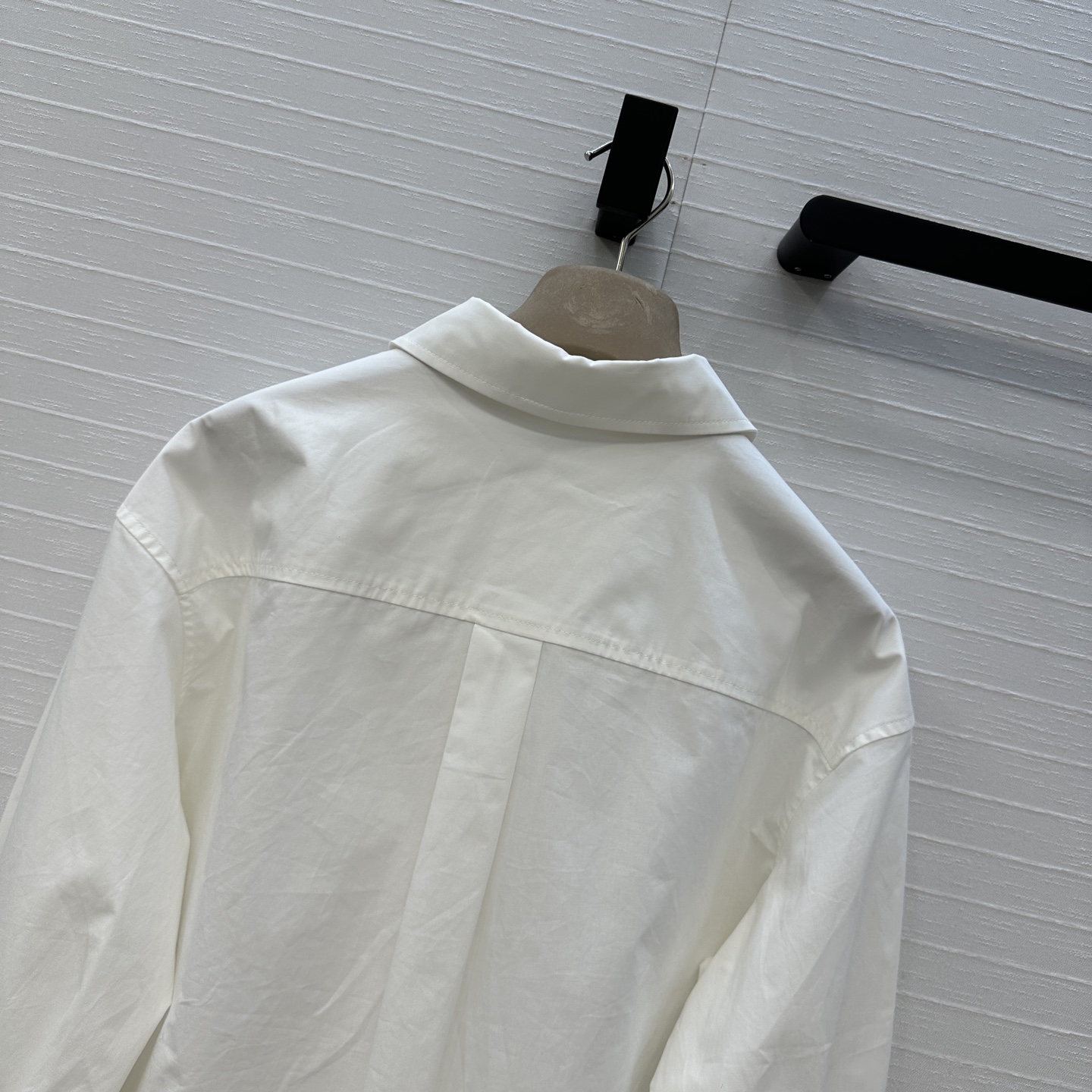 强烈推荐❤️Bc新品长期主义短款衬衫！铜链装饰前袋设计意式简约低调，宽松短款版型百搭不挑人，帅气休闲通勤