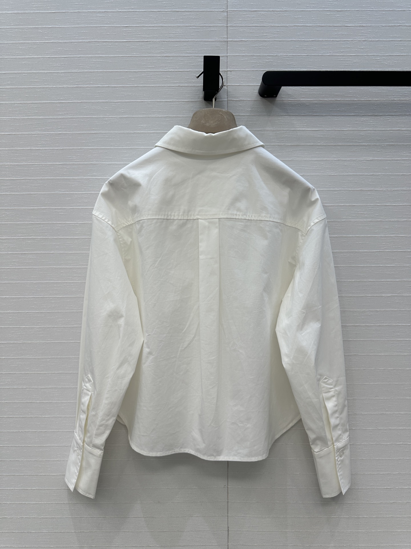 强烈推荐❤️Bc新品长期主义短款衬衫！铜链装饰前袋设计意式简约低调，宽松短款版型百搭不挑人，帅气休闲通勤