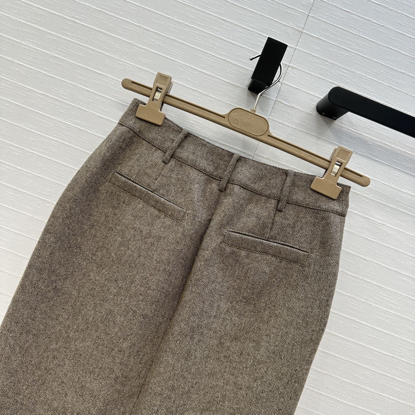 强烈推荐❤️Bc高智感穿搭秋冬必单神器！复古人字纹长半裙。包臀开叉裙摆设计利落通勤，极简优雅知性气质，做