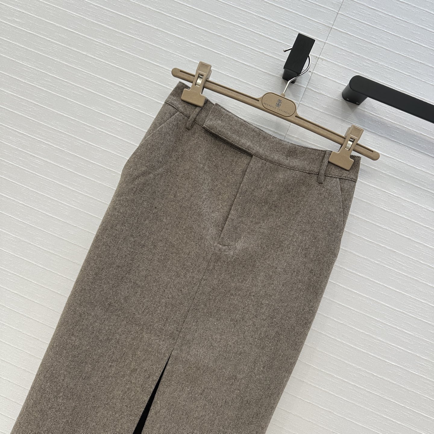 强烈推荐❤️Bc高智感穿搭秋冬必单神器！复古人字纹长半裙。包臀开叉裙摆设计利落通勤，极简优雅知性气质，做