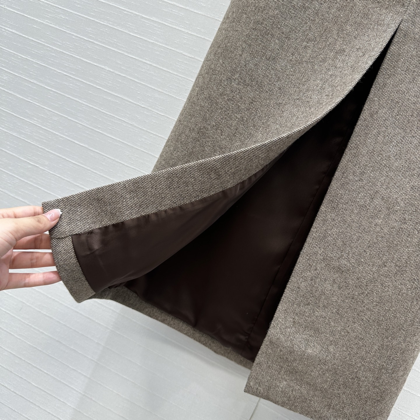 强烈推荐❤️Bc高智感穿搭秋冬必单神器！复古人字纹长半裙。包臀开叉裙摆设计利落通勤，极简优雅知性气质，做