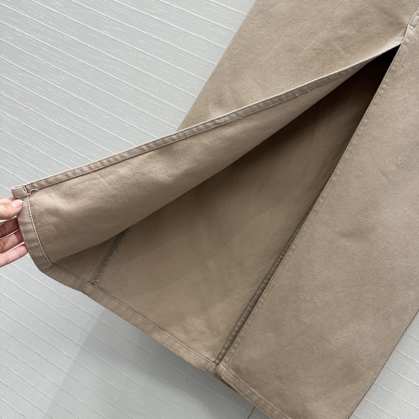 强烈推荐❤️bc高智感休闲穿搭 做旧皮粉色洗水牛仔长半裙。后耳仔铜珠链 皮牌装饰。极简主义低调奢华设计感