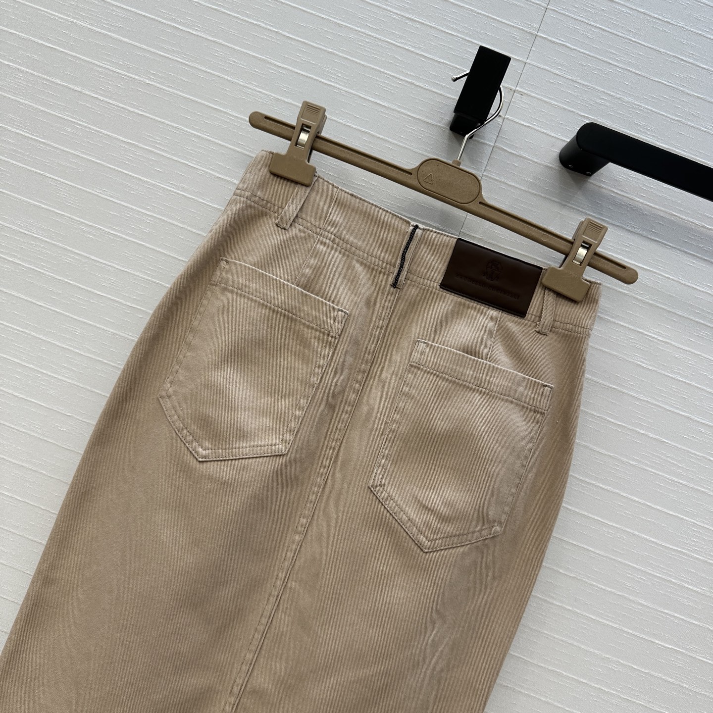 强烈推荐❤️bc高智感休闲穿搭 做旧皮粉色洗水牛仔长半裙。后耳仔铜珠链 皮牌装饰。极简主义低调奢华设计感