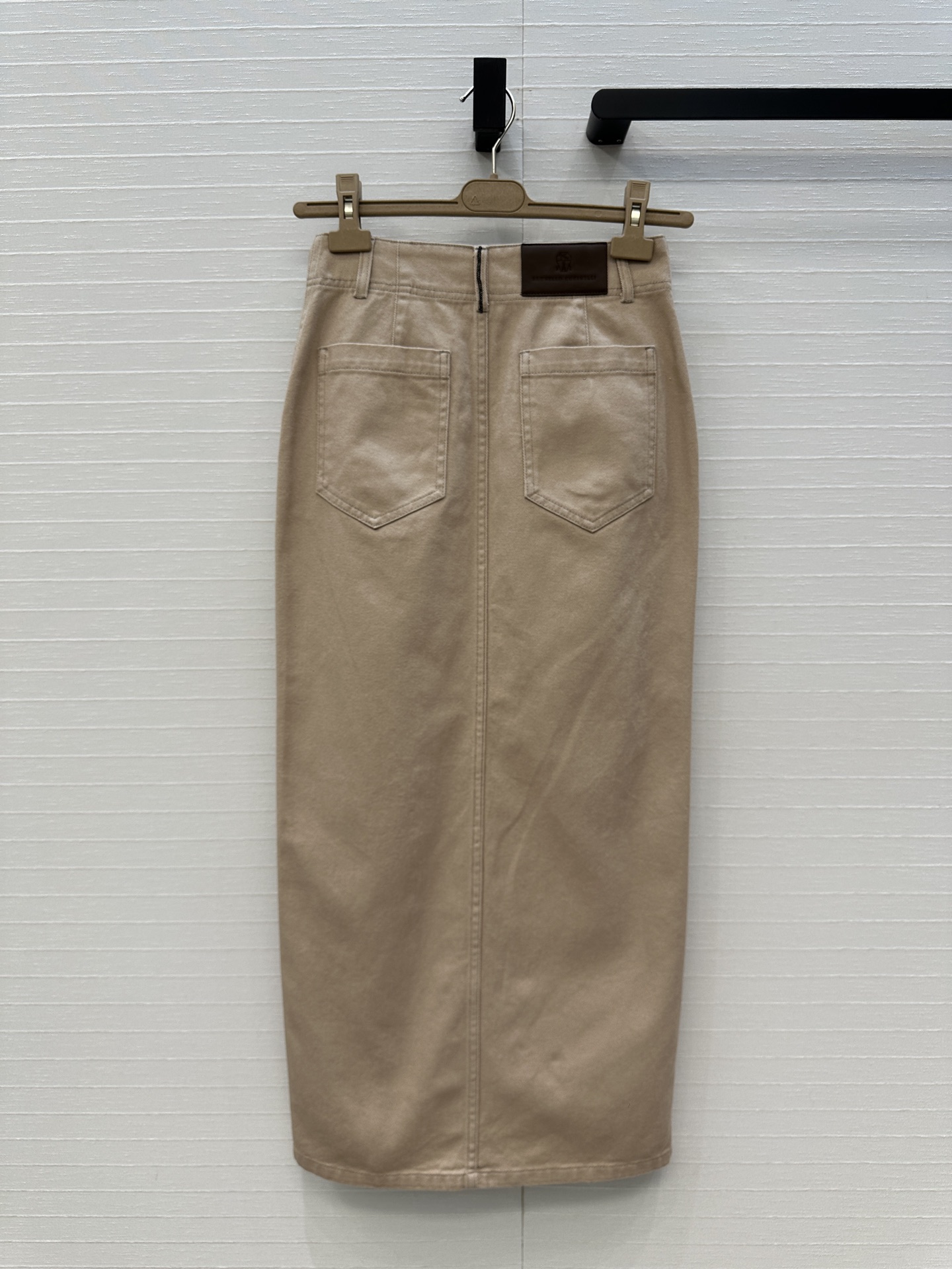 强烈推荐❤️bc高智感休闲穿搭 做旧皮粉色洗水牛仔长半裙。后耳仔铜珠链 皮牌装饰。极简主义低调奢华设计感