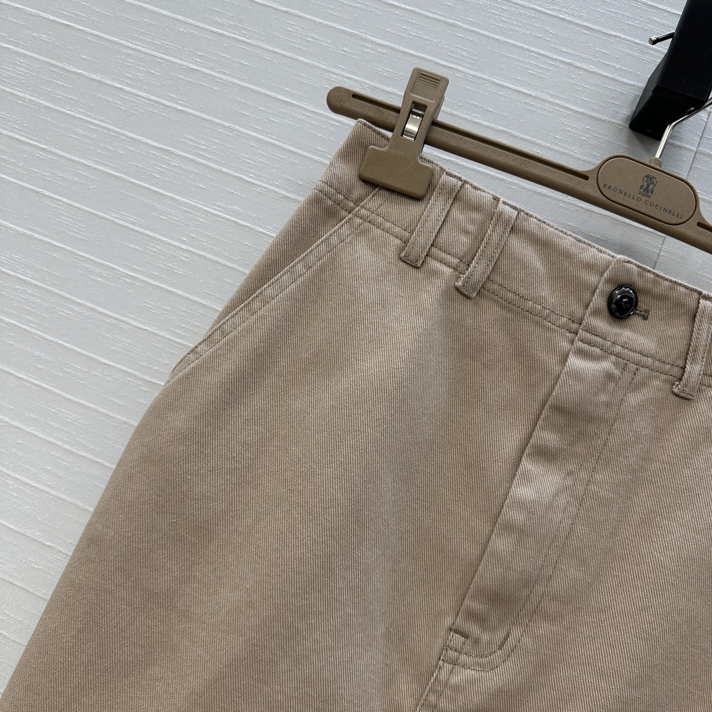 强烈推荐❤️bc高智感休闲穿搭 做旧皮粉色洗水牛仔长半裙。后耳仔铜珠链 皮牌装饰。极简主义低调奢华设计感