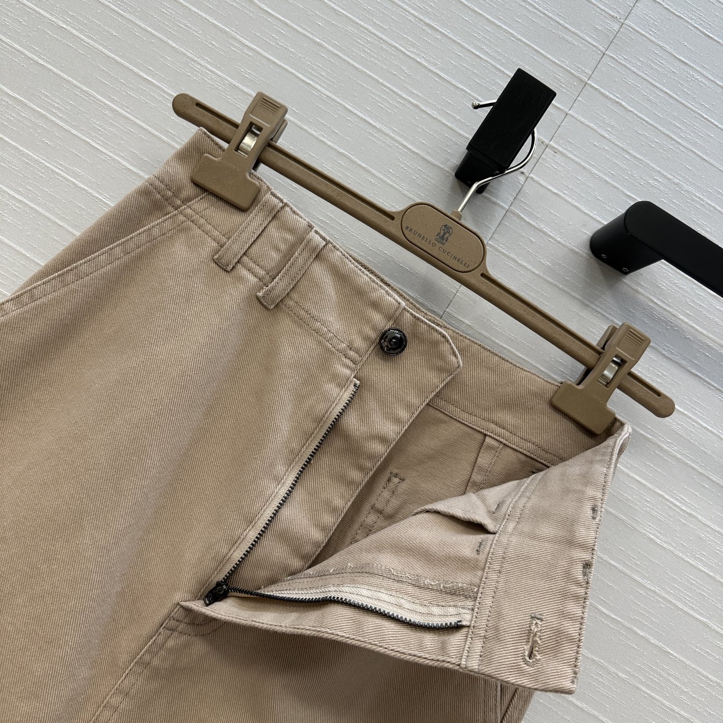 强烈推荐❤️bc高智感休闲穿搭 做旧皮粉色洗水牛仔长半裙。后耳仔铜珠链 皮牌装饰。极简主义低调奢华设计感