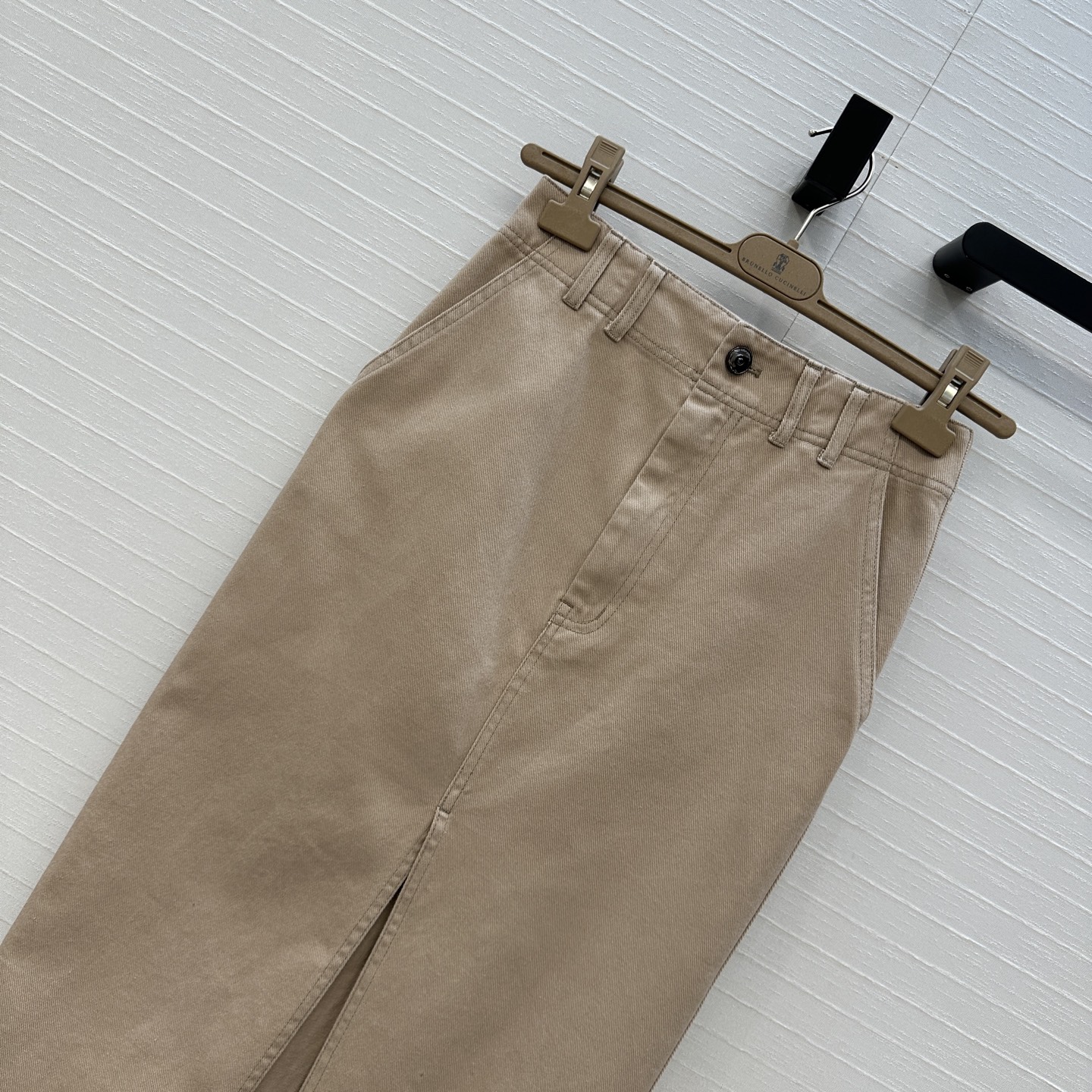 强烈推荐❤️bc高智感休闲穿搭 做旧皮粉色洗水牛仔长半裙。后耳仔铜珠链 皮牌装饰。极简主义低调奢华设计感