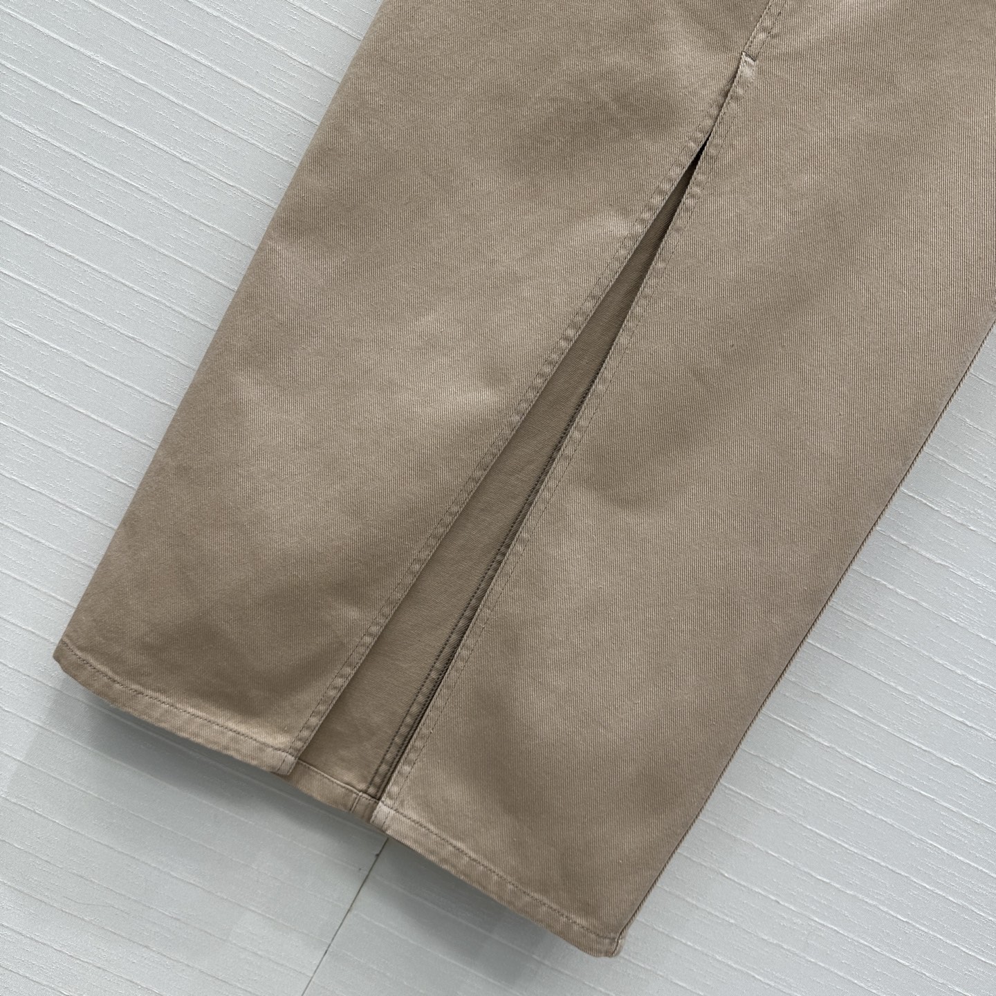 强烈推荐❤️bc高智感休闲穿搭 做旧皮粉色洗水牛仔长半裙。后耳仔铜珠链 皮牌装饰。极简主义低调奢华设计感