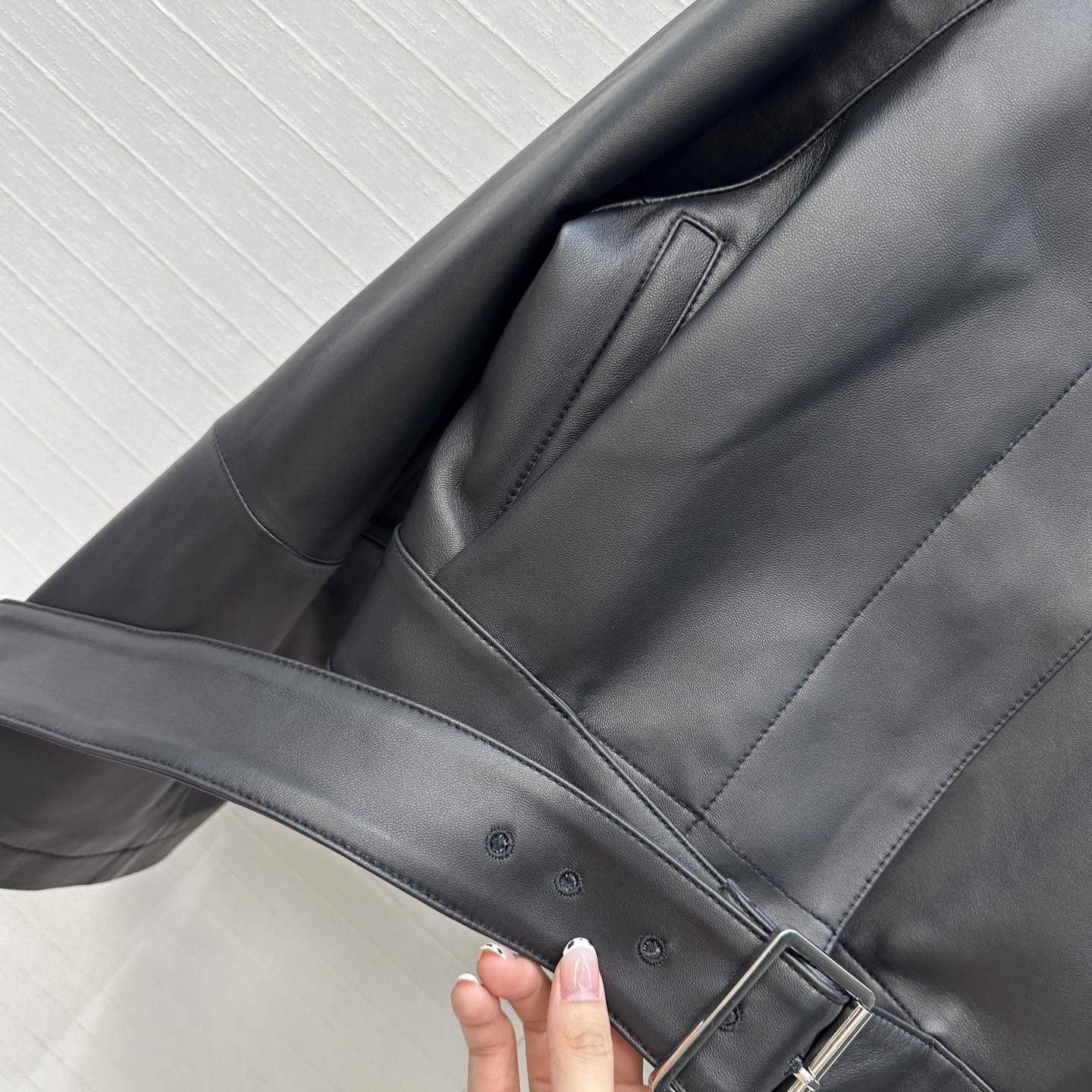 独家首发🍓高端品质，Lw复古摩登时髦立领夹克皮衣！调节扣束腰短款立体剪裁插肩袖设计看似简单版型超重工！顶