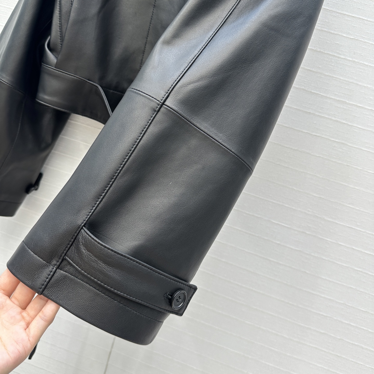 独家首发🍓高端品质，Lw复古摩登时髦立领夹克皮衣！调节扣束腰短款立体剪裁插肩袖设计看似简单版型超重工！顶