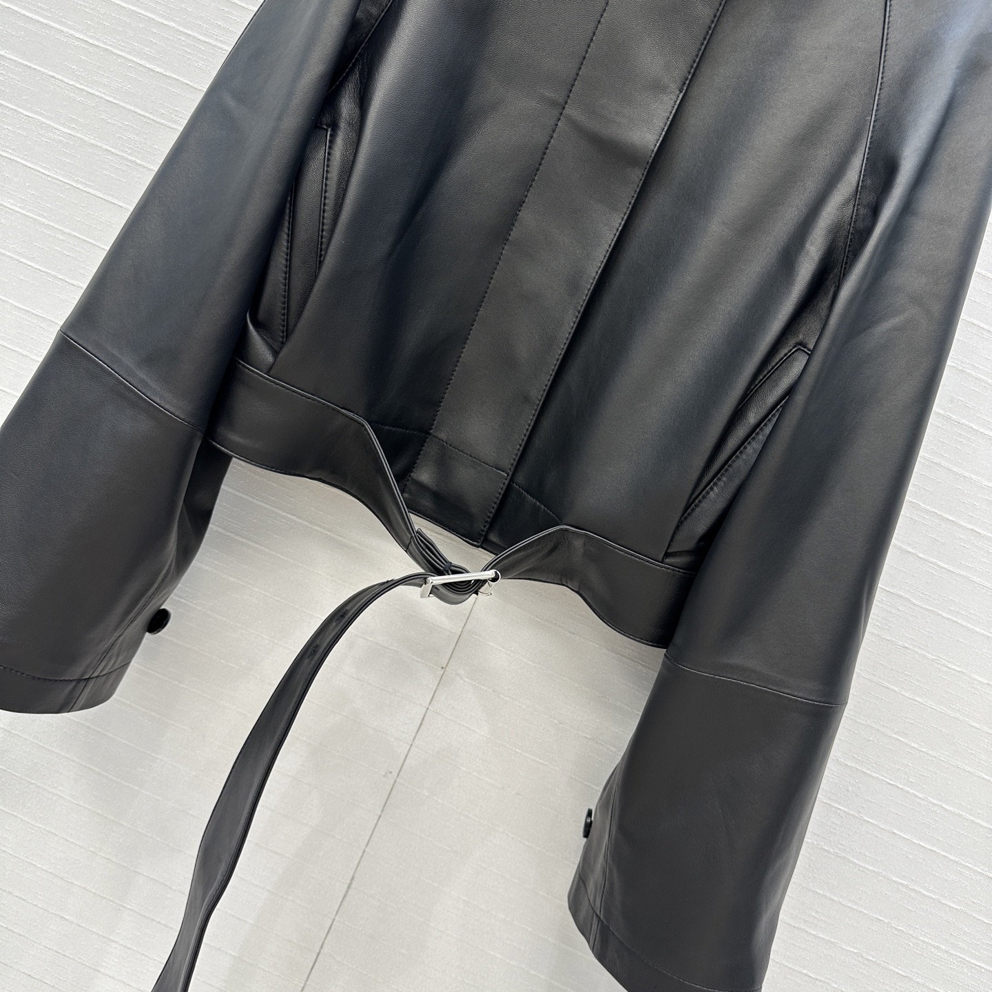 独家首发🍓高端品质，Lw复古摩登时髦立领夹克皮衣！调节扣束腰短款立体剪裁插肩袖设计看似简单版型超重工！顶