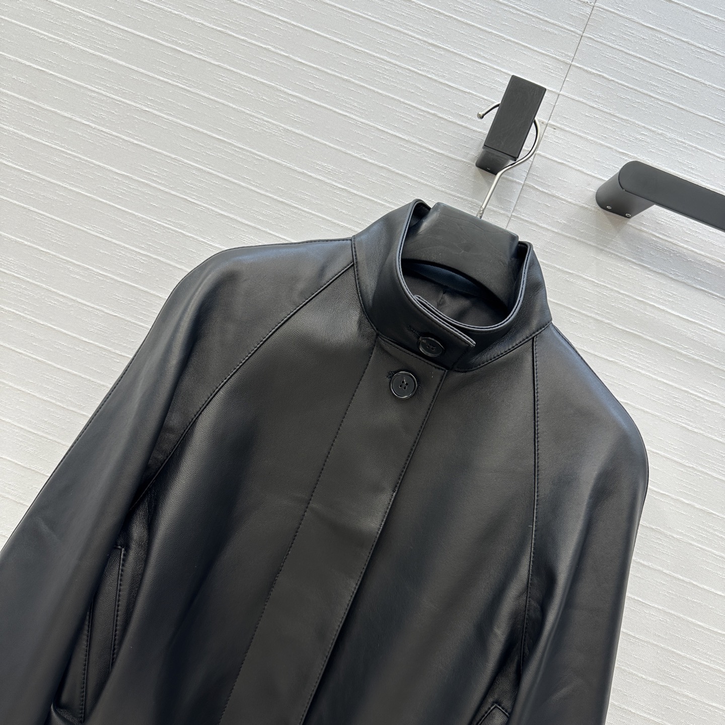 独家首发🍓高端品质，Lw复古摩登时髦立领夹克皮衣！调节扣束腰短款立体剪裁插肩袖设计看似简单版型超重工！顶