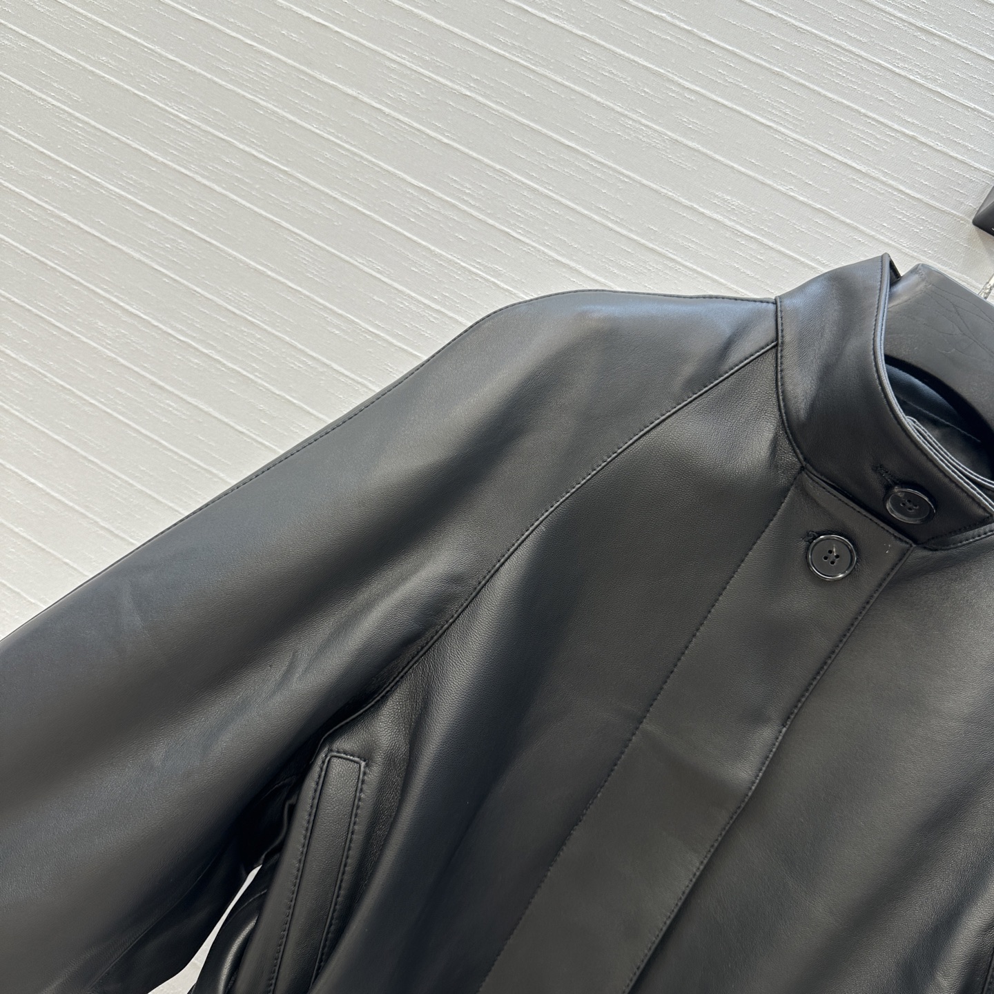 独家首发🍓高端品质，Lw复古摩登时髦立领夹克皮衣！调节扣束腰短款立体剪裁插肩袖设计看似简单版型超重工！顶