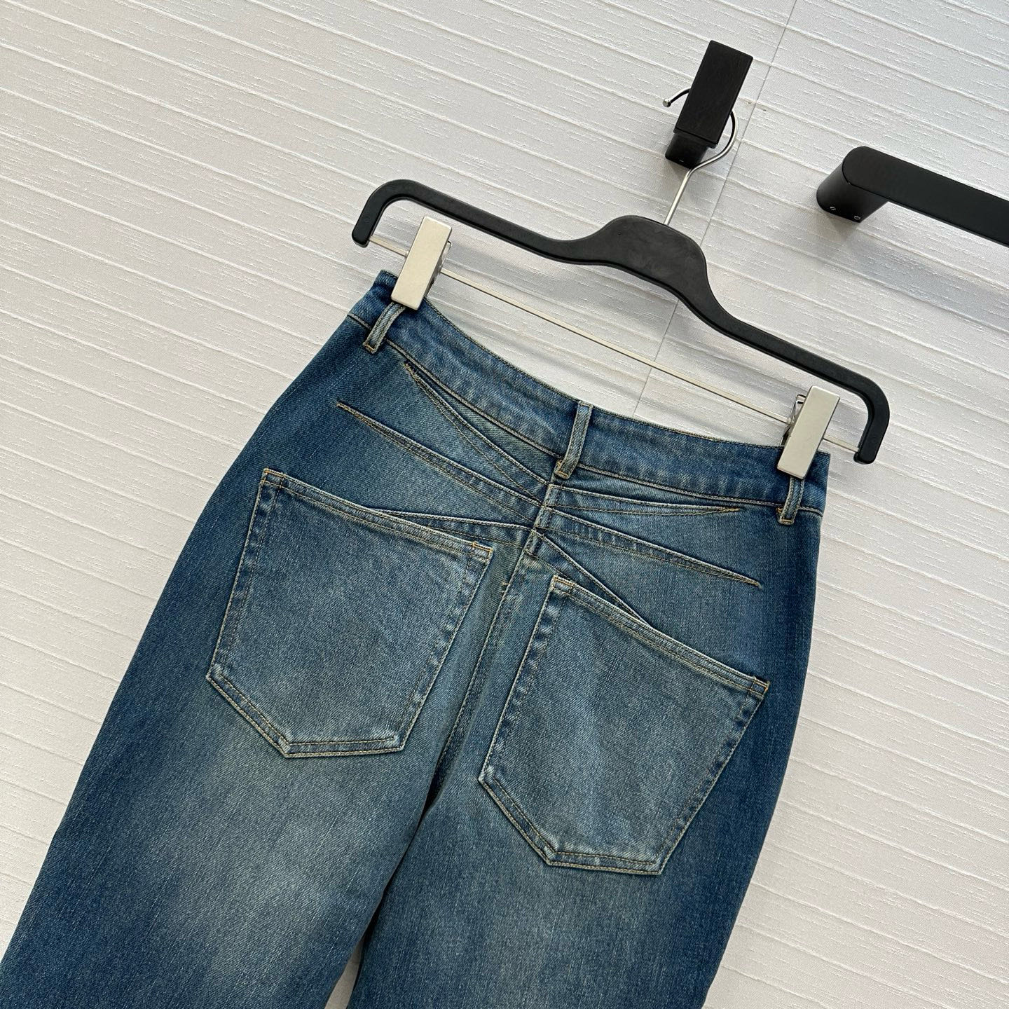 独家首发❤️爆单推荐，Alai*25新品高腰复古洗水牛仔裤！修身小直筒剪裁版型不挑人百搭又显瘦！提臀后腰