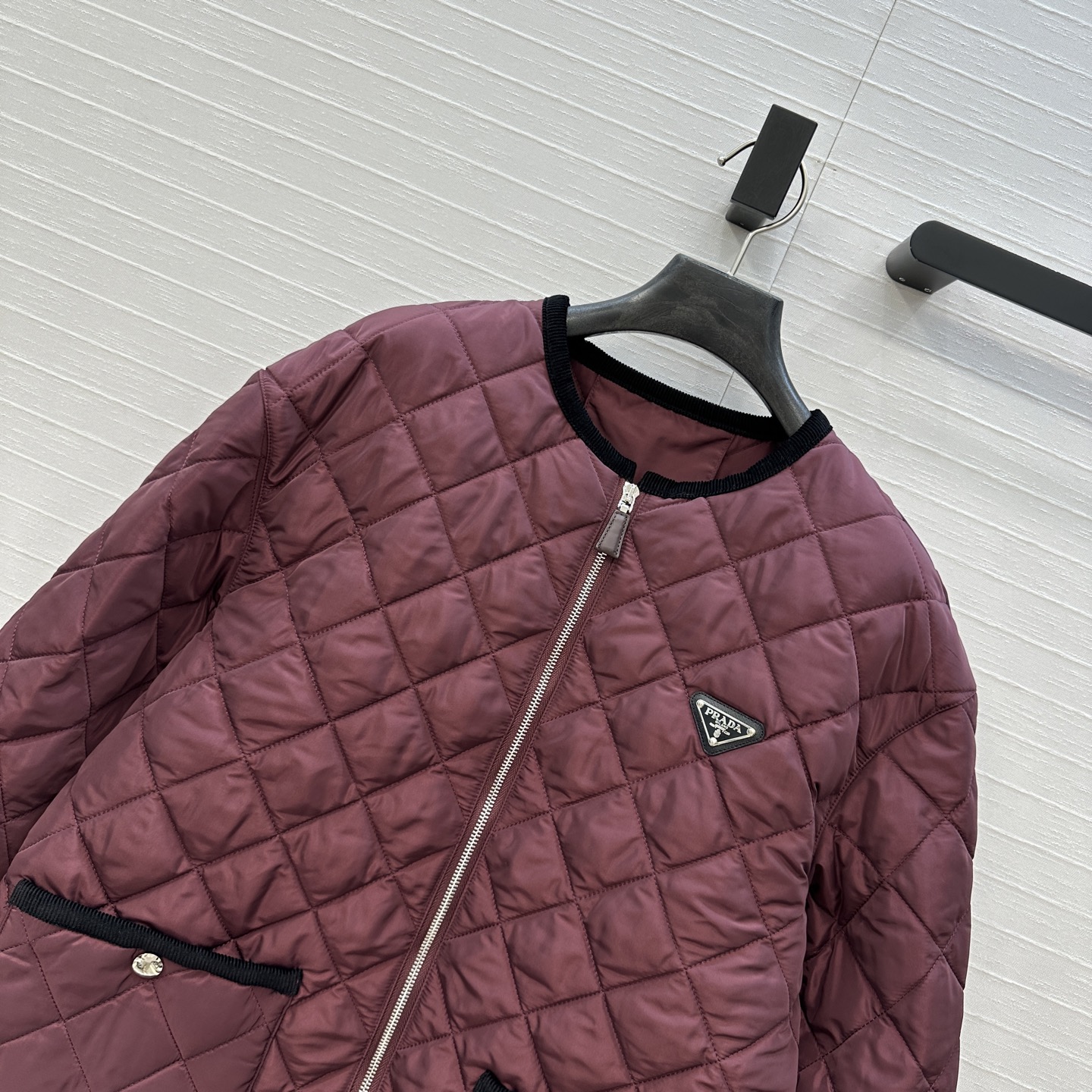 爆款推荐💕Pra*秋冬新品！间棉菱格棉服外套！进口再生尼龙面料！撞色灯芯绒包边工艺落肩圆领双口袋，金属三